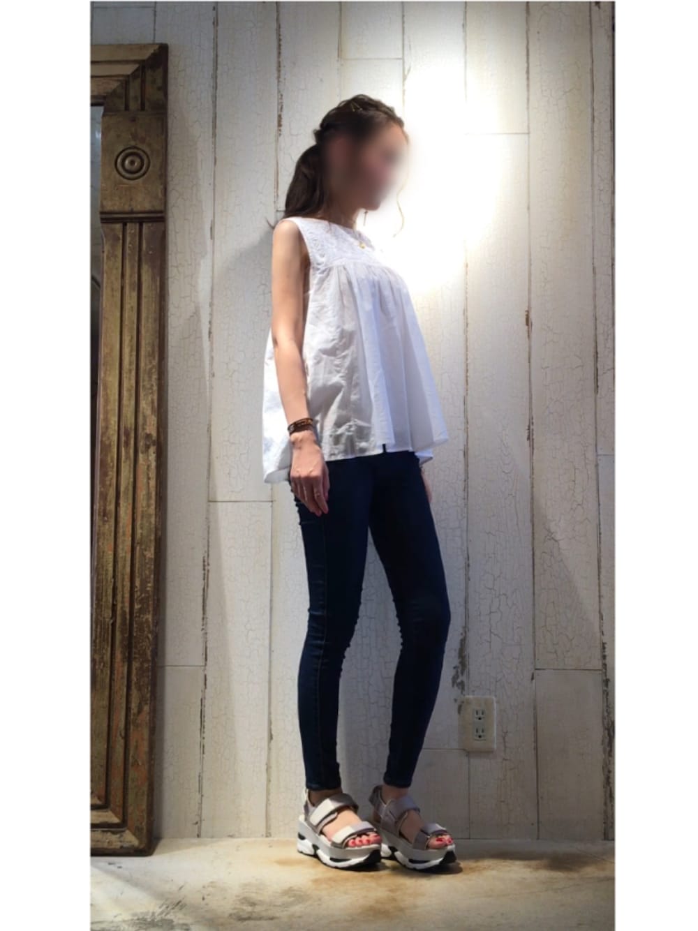 「UNIQLO、ユニクロ、カジュアル、ノースリーブ、夏コーデ、デニムパンツ、ootd、HARE、サンダル、ハンドメイド」｜「UNIQLOのコットンエンブロイダリーブラウス（ノースリーブ）（シャツ/ブラウス、ホワイト系）」を使った、moeÜさん（レディース・158cm）の夏コーディネートの1枚目の写真
