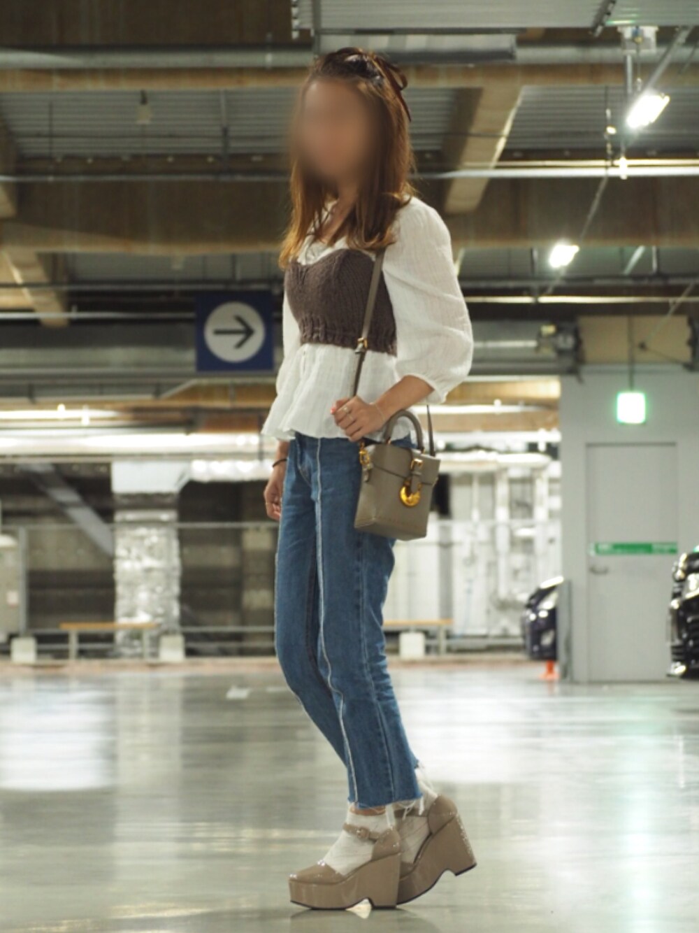 「snidel、Rosarymoon、Mila Owen、秋、大人カジュアル、秋服、ビスチェ、ニットビスチェ、デニム、ブラウン」｜「Rosarymoonのrs487-ベルテッドシャーリングブラウス（シャツ/ブラウス、ホワイト系）」を使った、moeÜさん（レディース・158cm）の秋コーディネートの1枚目の写真