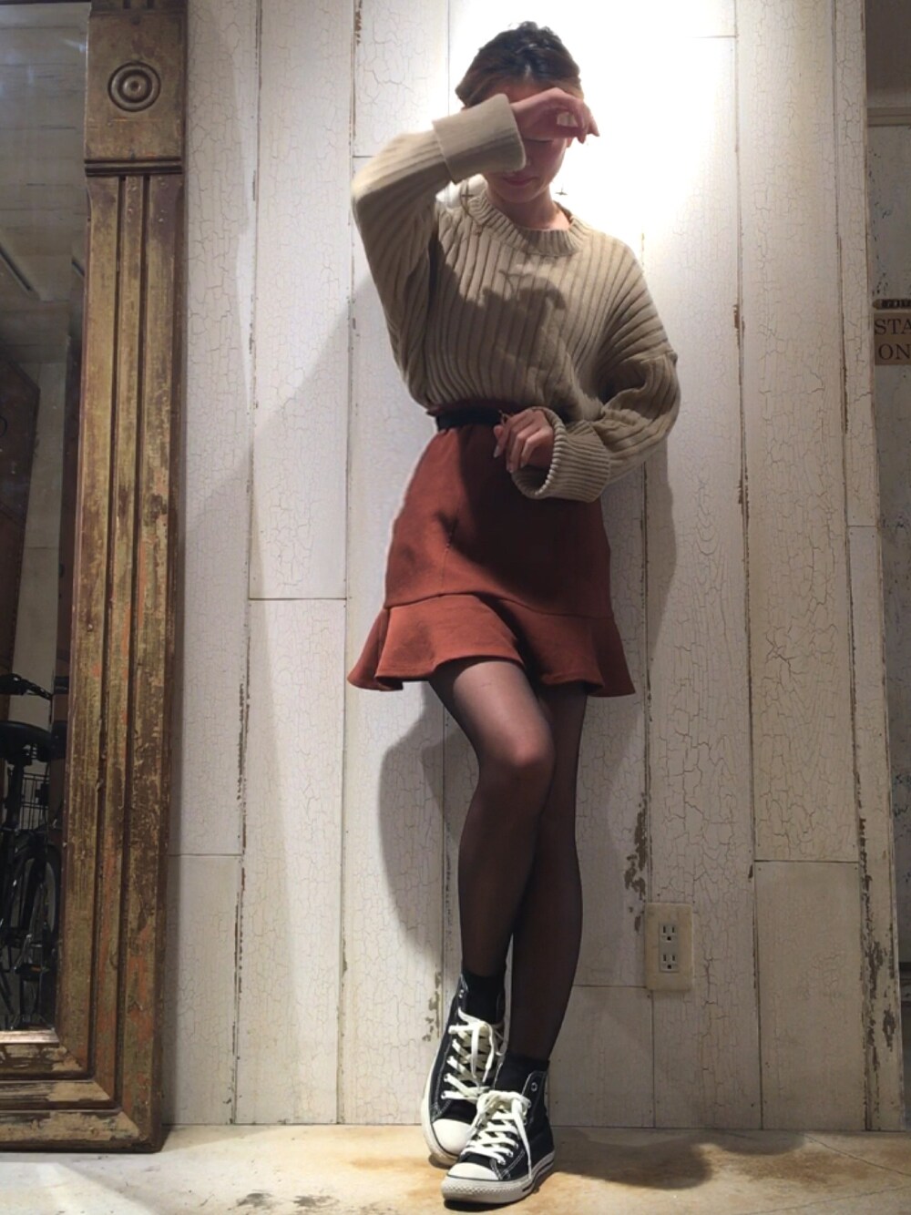 「カジュアルコーデ、ootd、dholic、converse、コンバース、outfit、シンプル、スカート、ブラウン、ブラウンコーデ」｜「DHOLICのアイテム（トップス、ベージュ系）」を使った、moeÜさん（レディース・158cm）の冬コーディネートの1枚目の写真