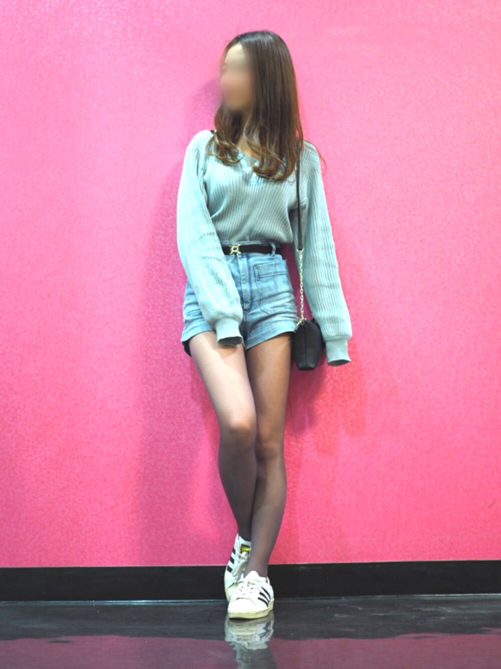 「春コーデ、シンプル、デニム、Kastane、H&M、adidas originals、snidel、パンツスタイル、ボリューム袖、ootd」｜「Kastaneのヘンリーリブニット（ニット/セーター、ブルー系）」を使った、moeÜさん（レディース・158cm）の春コーディネートの1枚目の写真