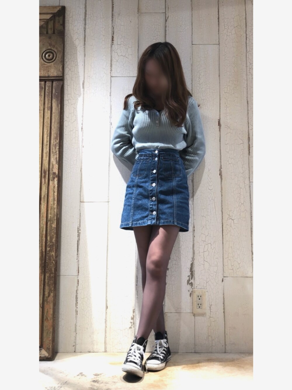 「春コーデ、Kastane、dholic、カジュアル、プチプラ、おしゃれさんと繋がりたい、converse、デニム、デニムスカート、スニーカーコーデ」｜「Kastaneのヘンリーリブニット（ニット/セーター、ブルー系）」を使った、moeÜさん（レディース・158cm）の春コーディネートの1枚目の写真