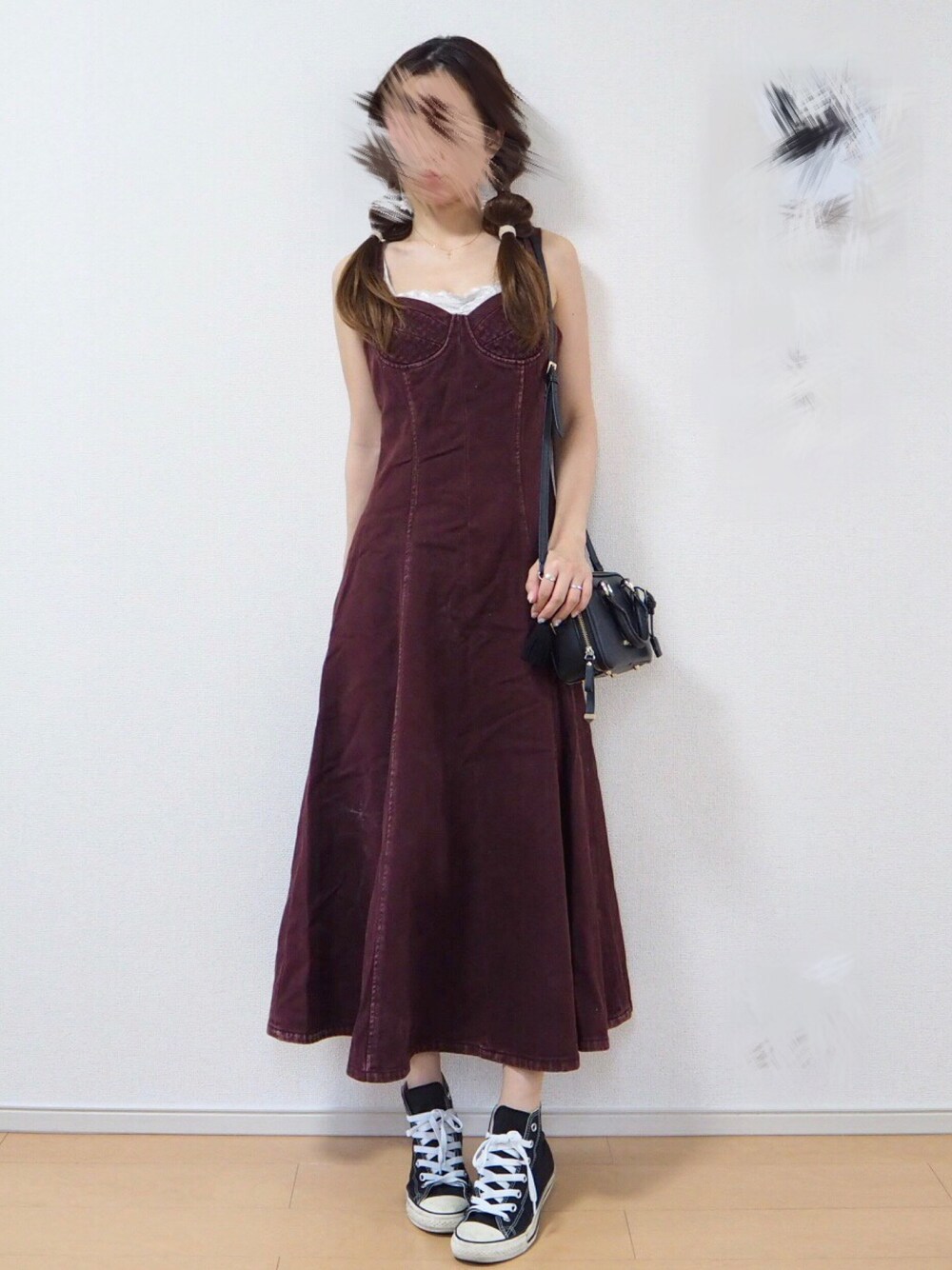 「who's who chico、snidel、JILL by Jillstuart、converse、休日スタイル、秋色、ロングワンピース、ハイカットスニーカー、ootd、デニム」｜「Chicoの【カップ付き】レースビスチェトップ（タンクトップ、ブラック系）」を使った、moeÜさん（レディース・158cm）の夏コーディネートの1枚目の写真