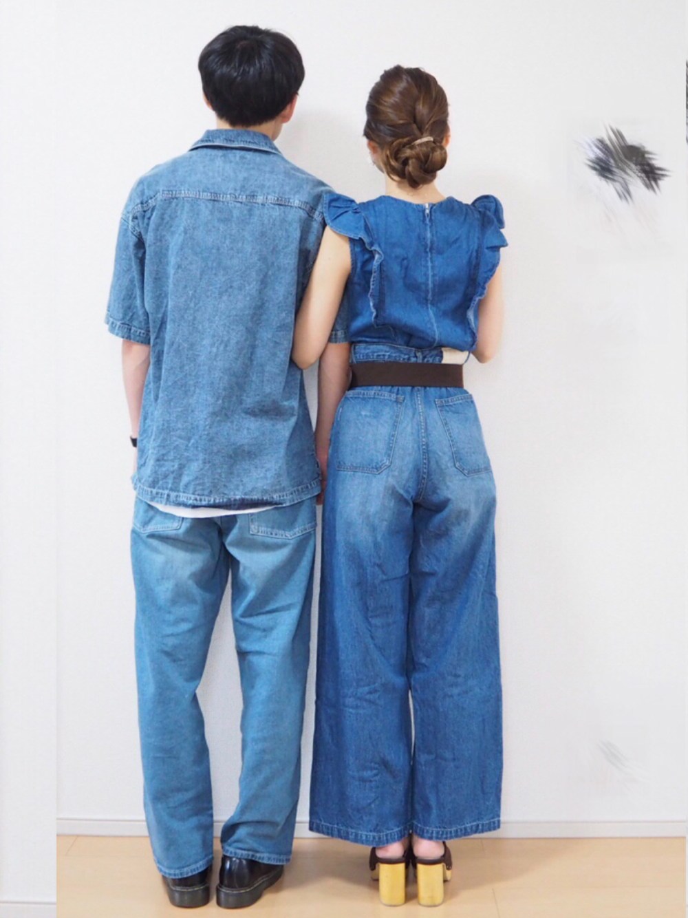 「シンプルコーデ、休日スタイル、デニム、デニム オン デニム、dazzlin、EMODA、ワイドパンツ、カップルコーデ、お洒落さんとつながりたい、snidel」｜「dazzlinのﾃﾞﾆﾑﾌﾘﾙﾌﾘﾝｼﾞﾜﾝﾋﾟｰｽ（ワンピース、ブルー系）」を使った、moeÜさん（レディース・158cm）の秋コーディネートの1枚目の写真