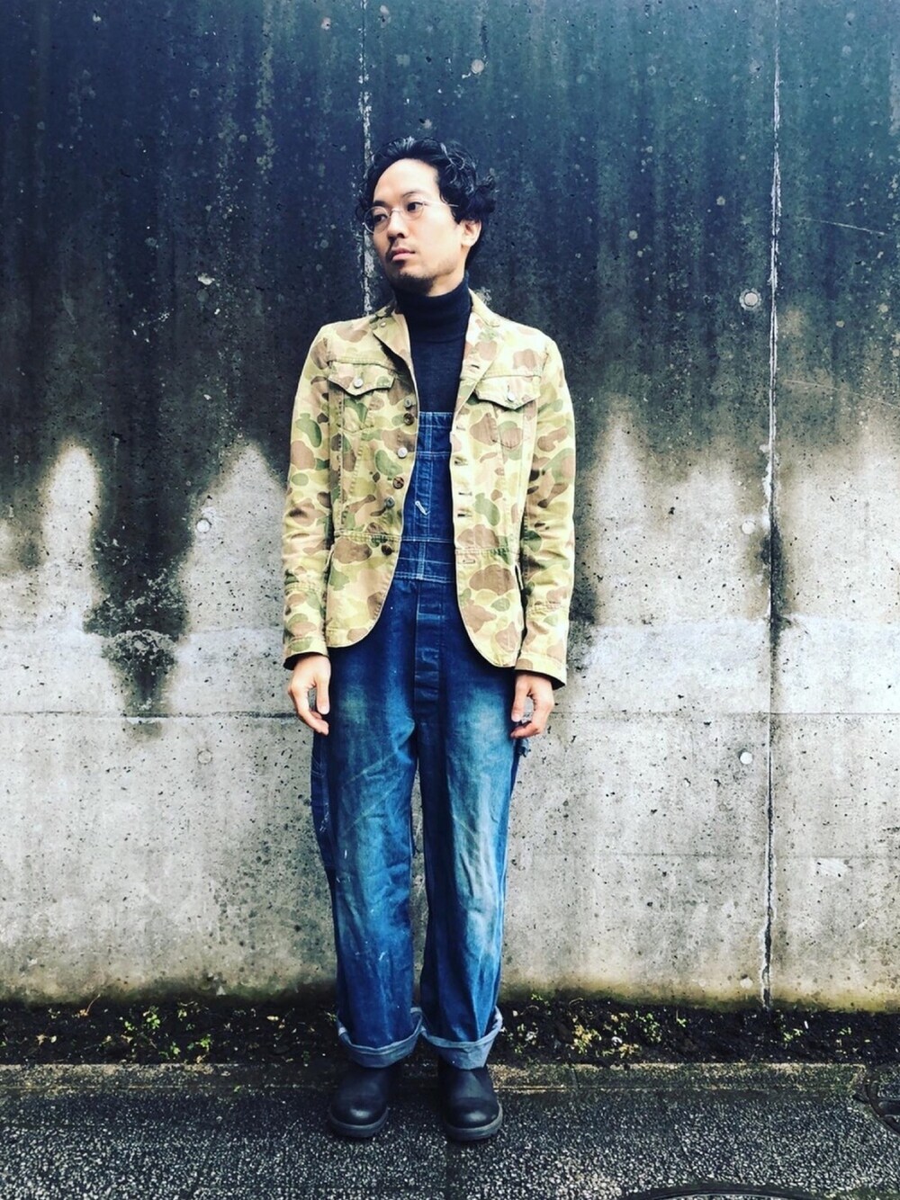 「カモフラ、大人カジュアル、UNIQLO、オーバーオール、長靴、パステル映える春、はるコーデ、古着好きな人と繋がりたい」｜「JUNYA WATANABE MANのアイテム（テーラードジャケット、その他）」を使った、akihitoさん（メンズ・173cm）の春コーディネートの1枚目の写真