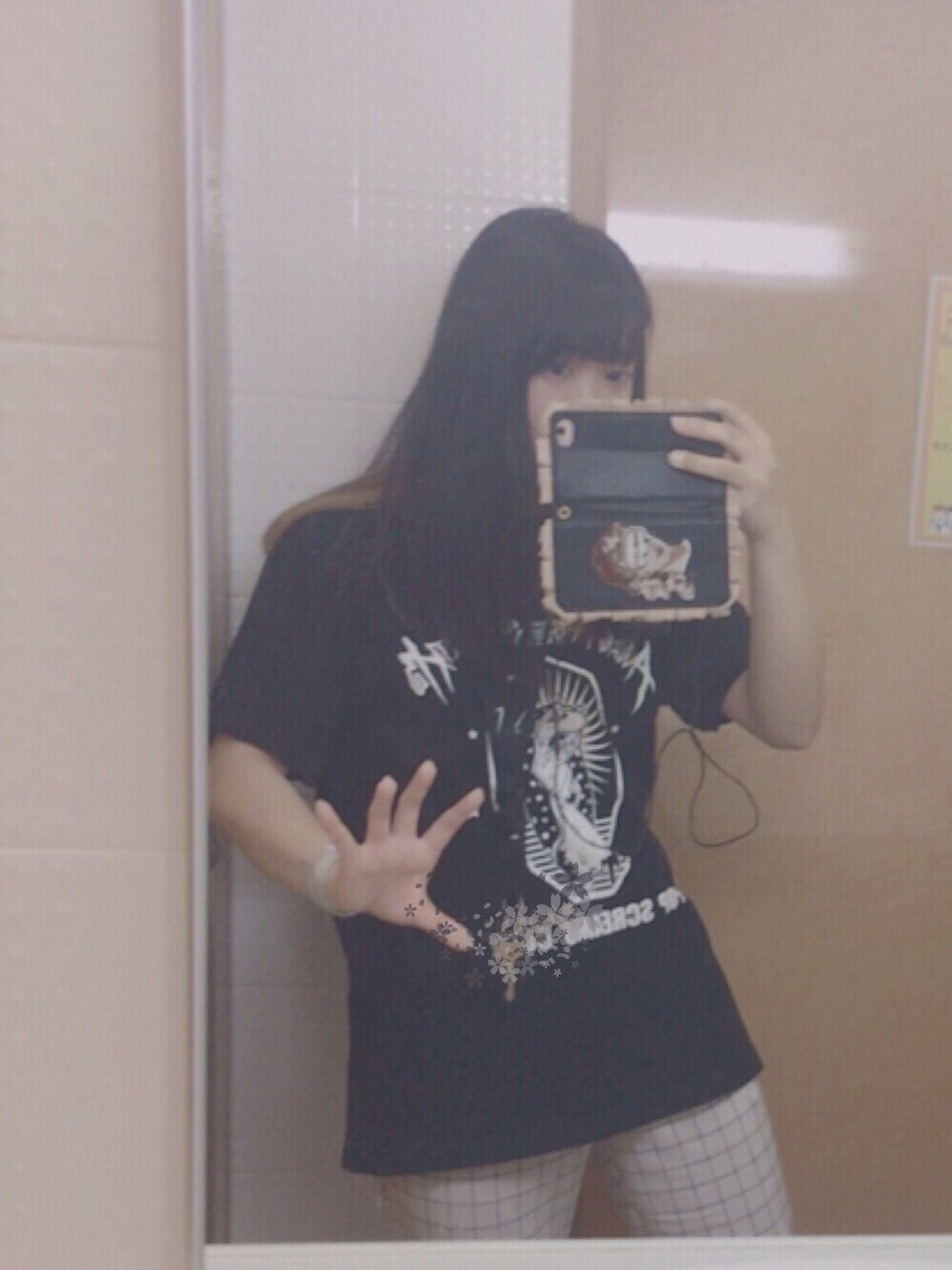 「バンT、angry frog rebirth、afr」｜「NIKEの【NIKE】ランヤード　（キーケース/キーアクセサリー、ブラック系）」を使った、🐰さん（レディース・154cm）の夏コーディネートの1枚目の写真