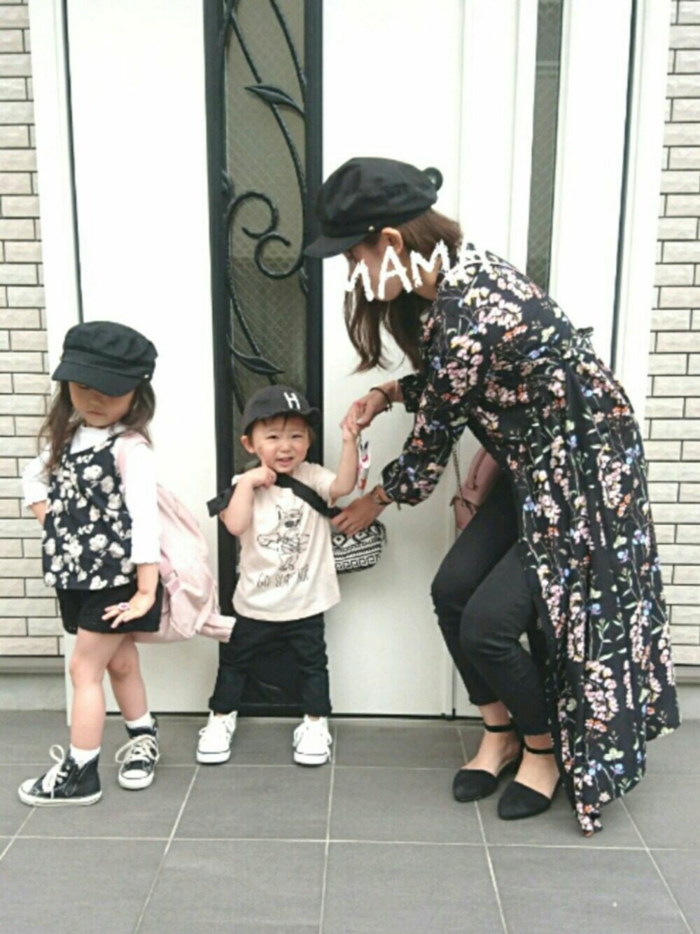 ホワイト系のTシャツ/カットソー、ブラック系のシャツワンピース、ブラック系のアンサンブルを着用したキッズの春コーディネートの1枚目の写真