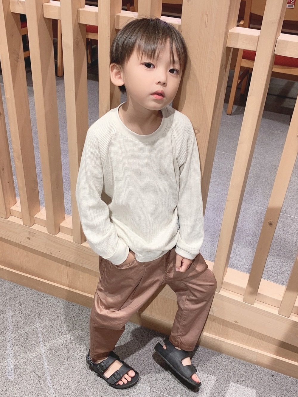 その他のTシャツ/カットソー、その他のチノパンツ、ブラック系のサンダルを着用したキッズの夏コーディネートの1枚目の写真
