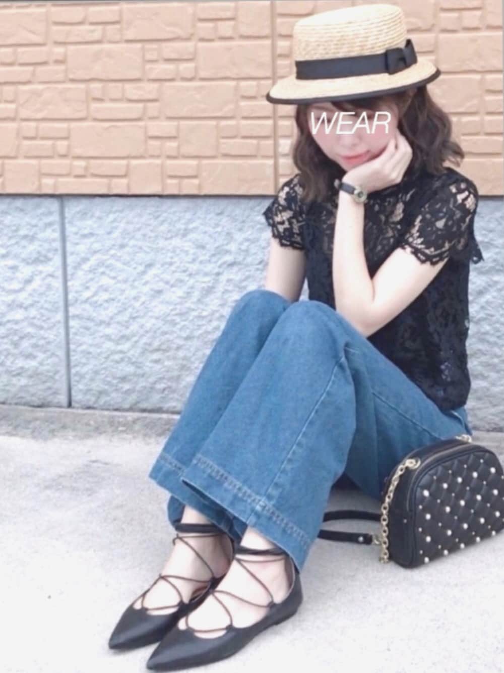 ブラック系のシャツ/ブラウス、ブラック系のキャミソール、ブルー系のデニムパンツを着用したレディースの夏コーディネートの1枚目の写真