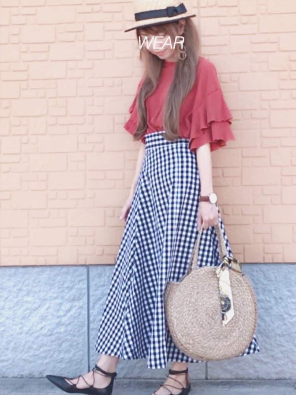 ブラウン系のTシャツ/カットソー、ブラック系のスカート、ブラック系のパンプスを着用したレディースの夏コーディネートの1枚目の写真