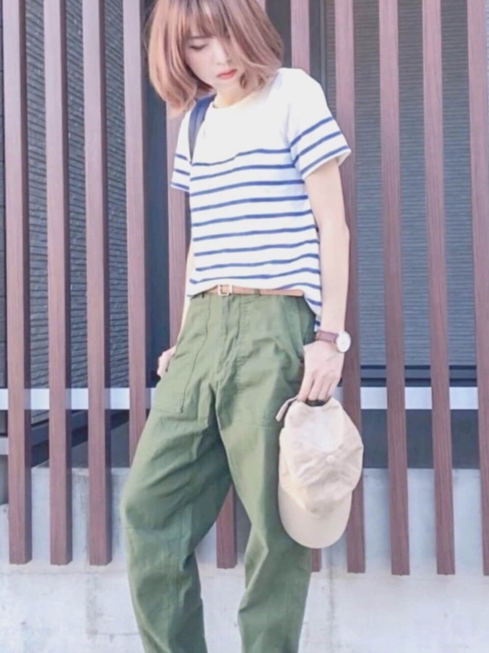 ホワイト系のTシャツ/カットソー、グリーン系のカーゴパンツ、ブルー系のバックパック/リュックを着用したレディースの夏コーディネートの1枚目の写真