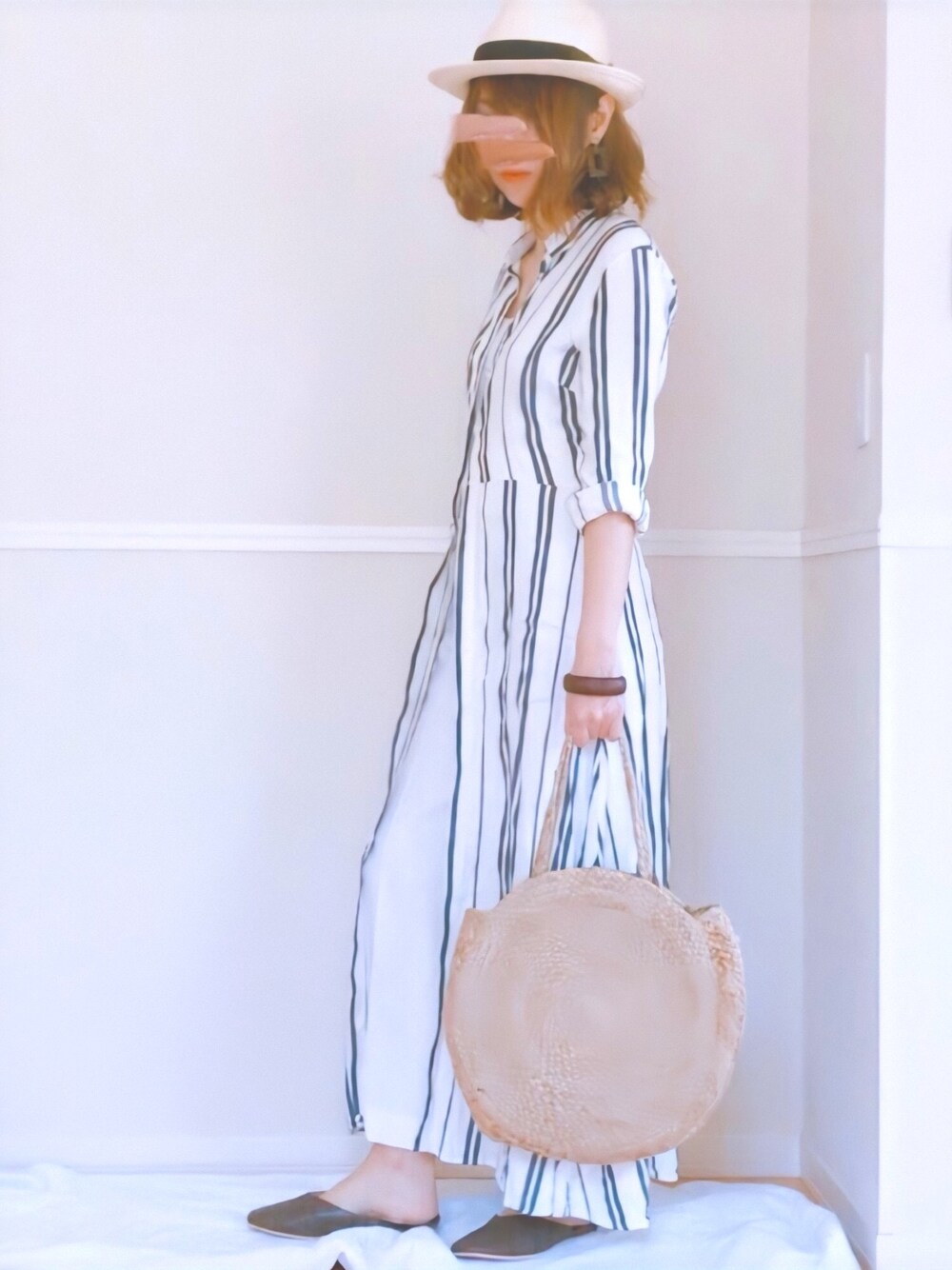 「ハット、シャツワンピ、ストライプ、ワイドパンツ、白パンツ、ZARA、バブーシュ、vカットパンプス、かごバッグ、夏コーデ」｜「ZARAのアイテム（シャツワンピース、ホワイト系）」を使った、舞妓さん（レディース・159cm）の春コーディネートの1枚目の写真