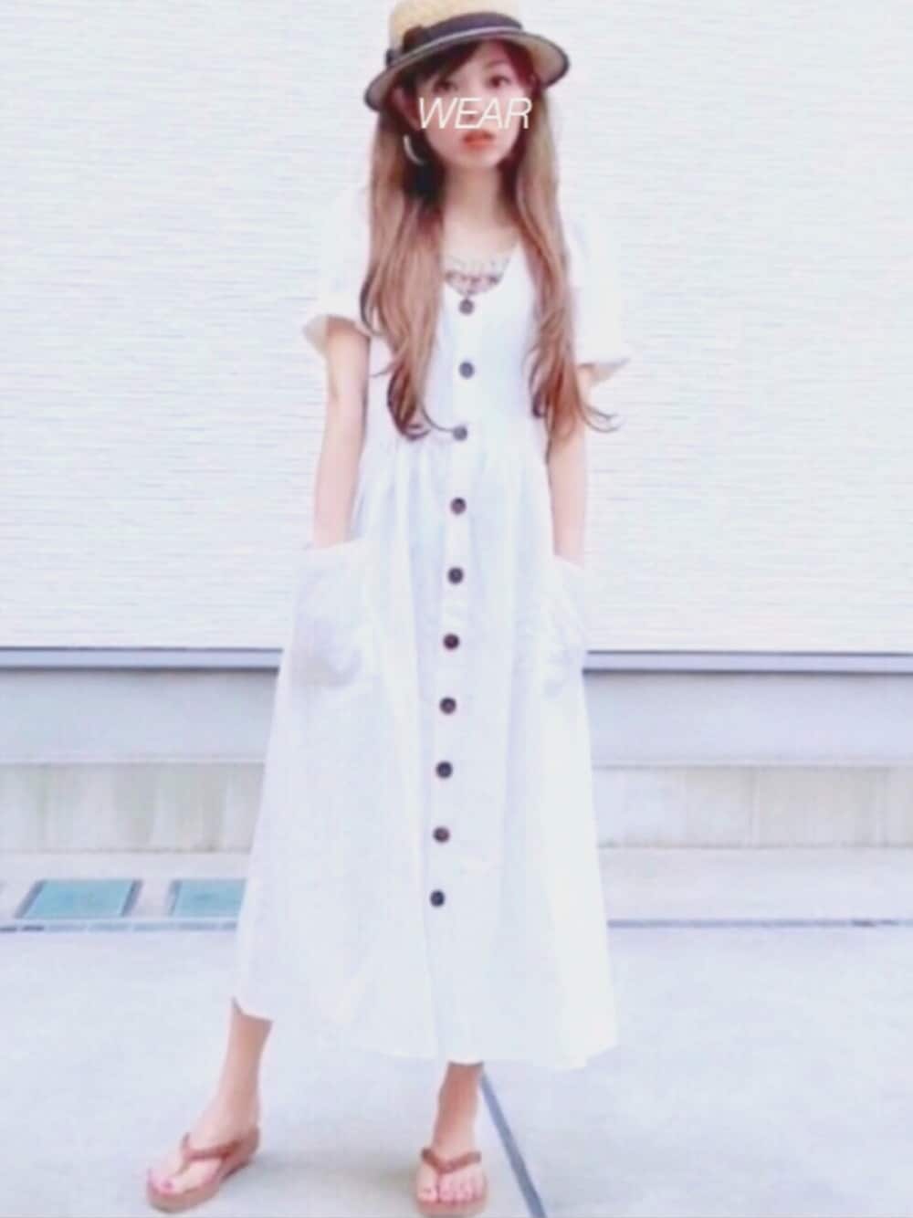 「麦わら帽子、ワンピース、ホワイト、リネンワンピース、ビーチサンダル、シンプル、ホワイトコーデ、ワントーンコーデ、サンダルフェス2018」｜「古着のアイテム（ハット、ブラウン系）」を使った、舞妓さん（レディース・160cm）の夏コーディネートの1枚目の写真