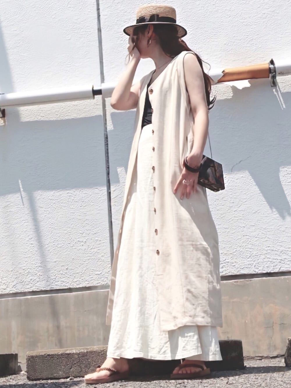 「カンカン帽、麦わら帽子、リネンワンピース、ロングジレ、ロングスカート、フレアスカート、ホワイトコーデ、ビーチサンダル、ミニショルダー、夏コーデ」｜「Aunt Marie'sのAUNT MARIE'S リネンロングジレワンピース（ワンピース、ベージュ系）」を使った、舞妓さん（レディース・159cm）の夏コーディネートの1枚目の写真