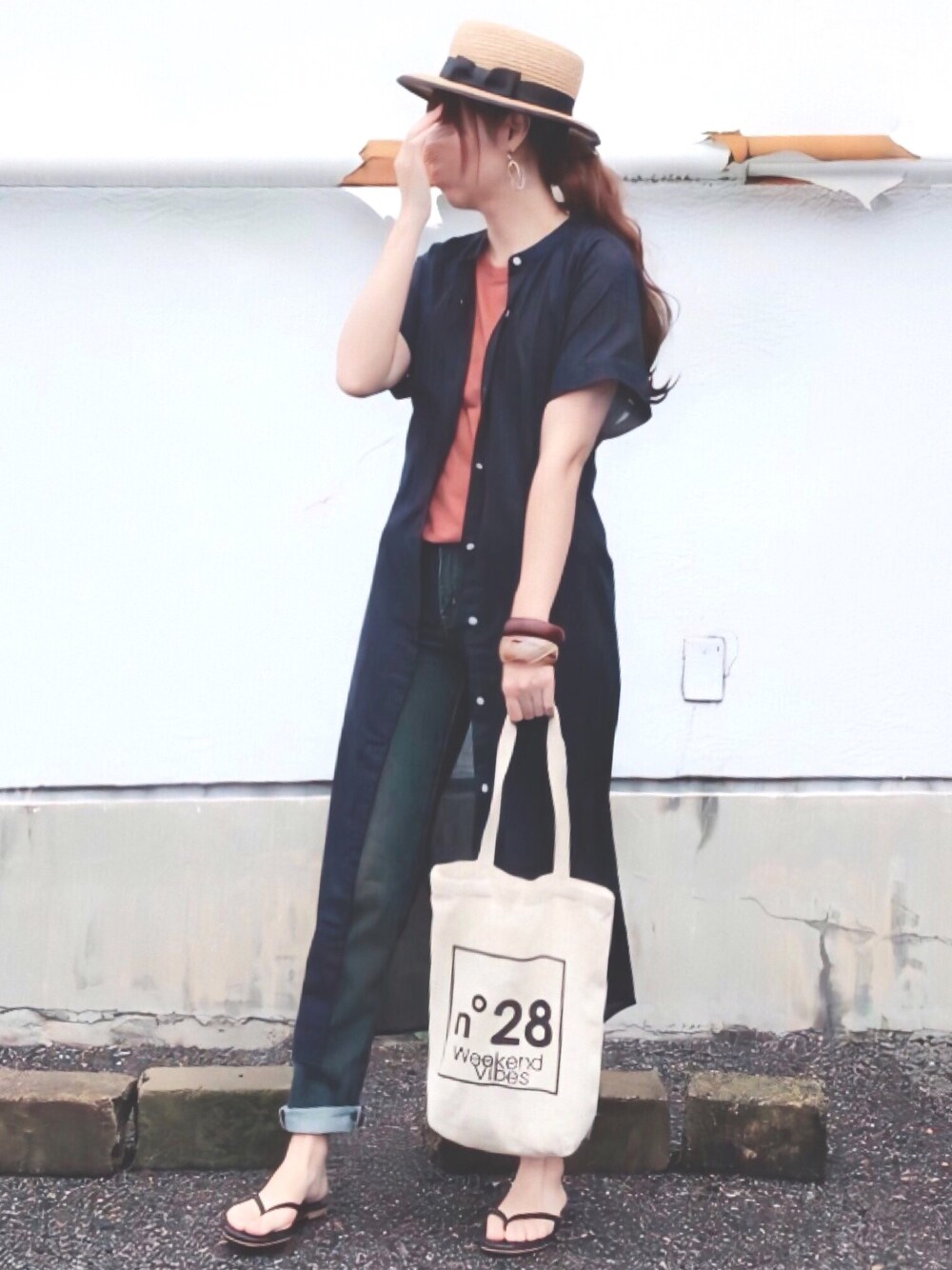 「麦わら帽子、バンドカラー、シャツワンピ、GU、ノースリーブ、ユニクロ、オレンジ、スキニーデニム、ビーチサンダル、トートバッグ」｜「GUのアイテム（ワンピース/ドレス、ブルー系）」を使った、舞妓さん（レディース・159cm）の夏コーディネートの1枚目の写真