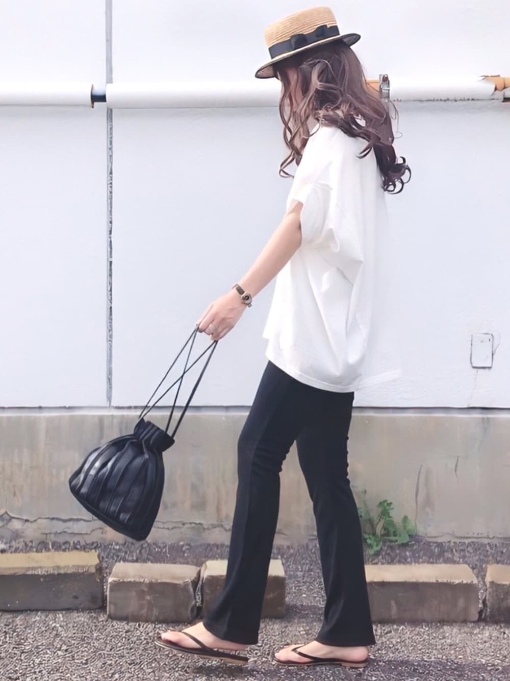 「麦わら帽子、ビッグT、ビッグシルエット、フレアパンツ、レギンス、モノトーン、ビーチサンダル、巾着バッグ、夏セールで買いました、夏コーデ」｜「RETRO GIRLのRETRO GIRLチャリティTシャツ/2WAYドルマントップス（Tシャツ/カットソー、ホワイト系）」を使った、舞妓さん（レディース・159cm）の夏コーディネートの1枚目の写真