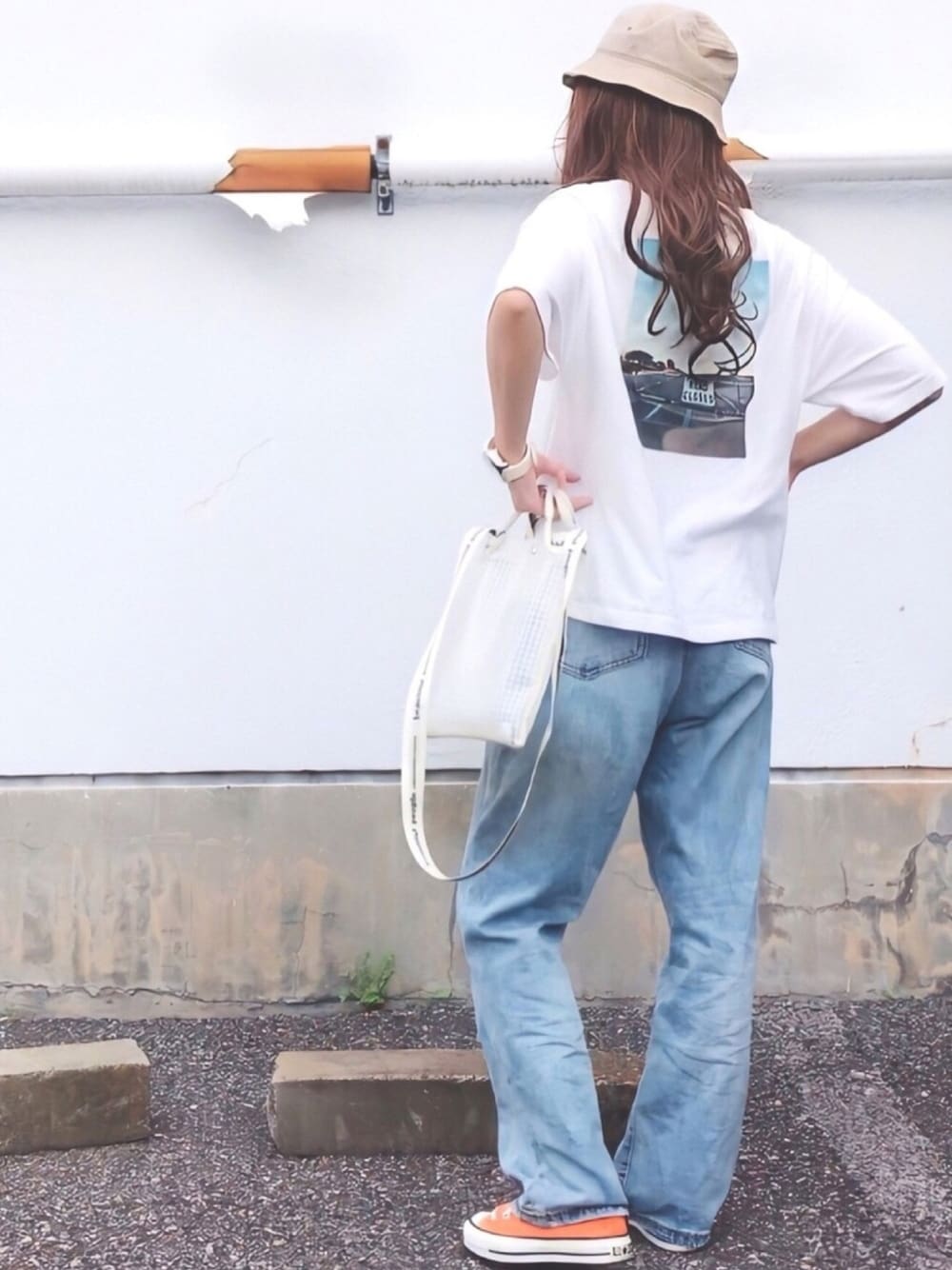 「バケットハット、白Tシャツ、プリントT、バックプリント、コンバース、converse、オレンジ、クリアバッグ、メンズライク、カジュアルコーデ」｜「apres jourのストレートデニム【ZOZOTOWN限定アイテム】（デニムパンツ、ブルー系）」を使った、舞妓さん（レディース・159cm）の夏コーディネートの1枚目の写真