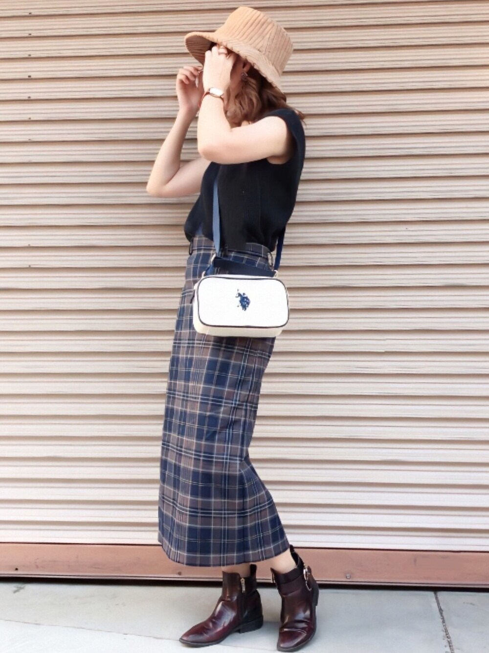 ブラック系のTシャツ/カットソー、グレー系のスカート、ブラウン系のブーティを着用したレディースの夏コーディネートの1枚目の写真