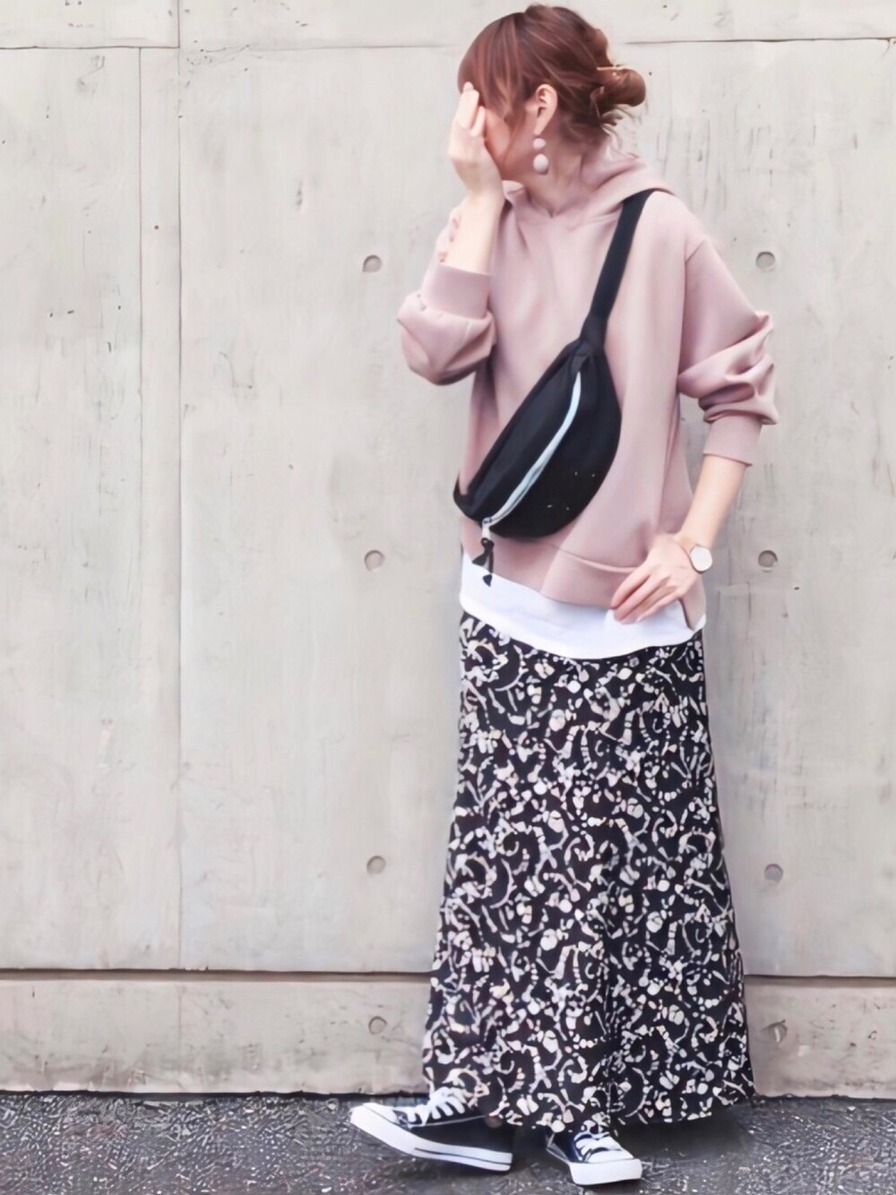 「パーカー、AmbreNeige、ロングスカート、花柄スカート、レイヤードスタイル、スニーカー、ボディバッグ、秋コーデ、秋服準備はじめました、大人カジュアル」｜「Ambre Neigeの【パウダーのようなさらさら感。マシュマロのようなもちもち感。】【洗える】パウダリーパーカー／ダンボールパーカー／WEB/EC限定商品（パーカー、ブラウン系）」を使った、舞妓さん（レディース・159cm）の秋コーディネートの1枚目の写真