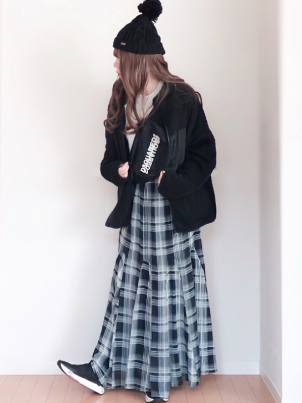 ブラック系のブルゾン、ホワイト系のTシャツ/カットソー、ブラック系のスカートを着用したレディースの秋コーディネートの1枚目の写真