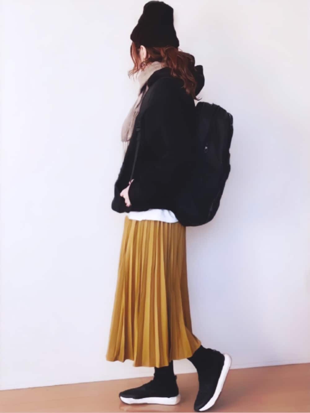 「ニット帽、パーカー、プリーツスカート、saisondepapillon、ハイカットスニーカー、スニーカー、バックパック、大人カジュアル、レイヤードスタイル、冬コーデ」｜「DESCENDANTのアイテム（パーカー、ブラック系）」を使った、舞妓さん（レディース・160cm）の冬コーディネートの1枚目の写真