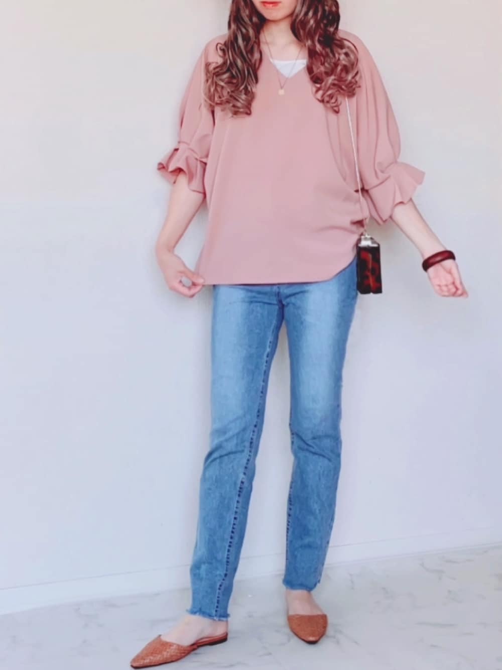 ピンク系のシャツ/ブラウス、ブルー系のデニムパンツ、ブラウン系のサンダルを着用したレディースの春コーディネートの1枚目の写真