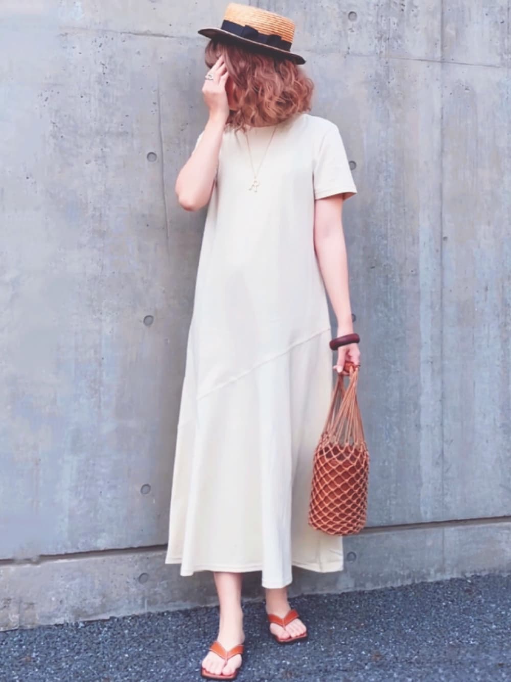 「カンカン帽、Tシャツワンピ、フレアワンピース、UNIQLO、JW Anderson x UNIQLO、トングサンダル、ZARA、プチプラ、シンプル、休日スタイル」｜「UNIQLOのアイテム（ワンピース/ドレス、ベージュ系）」を使った、舞妓さん（レディース・160cm）の春コーディネートの1枚目の写真