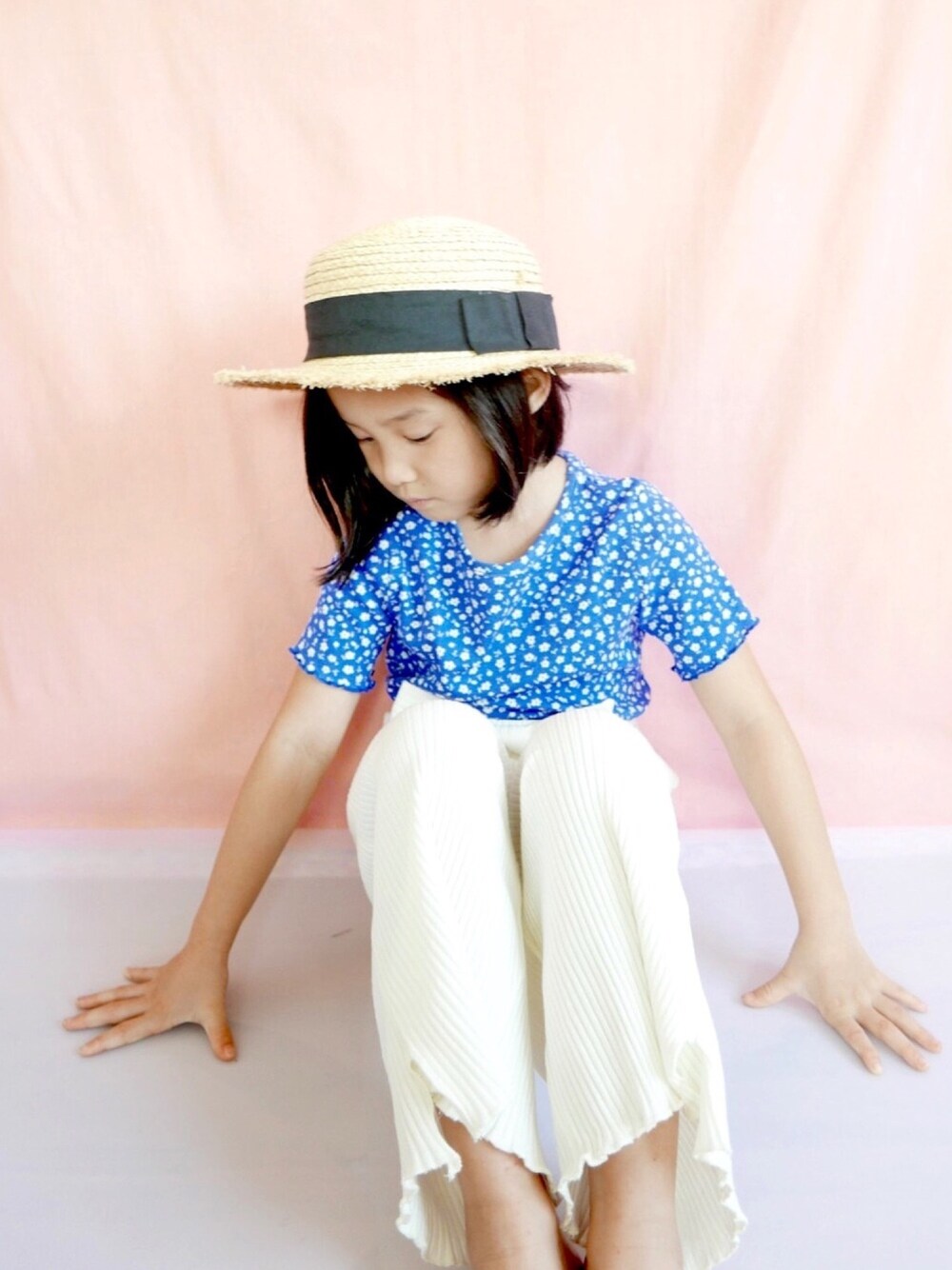 「カンカン帽、キッズコーデ、娘コーデ、Tシャツ、花柄、リブパンツ」｜「H&Mのアイテム（Tシャツ/カットソー、ブルー系）」を使った、コフィさん（キッズ・120cm）の夏コーディネートの1枚目の写真
