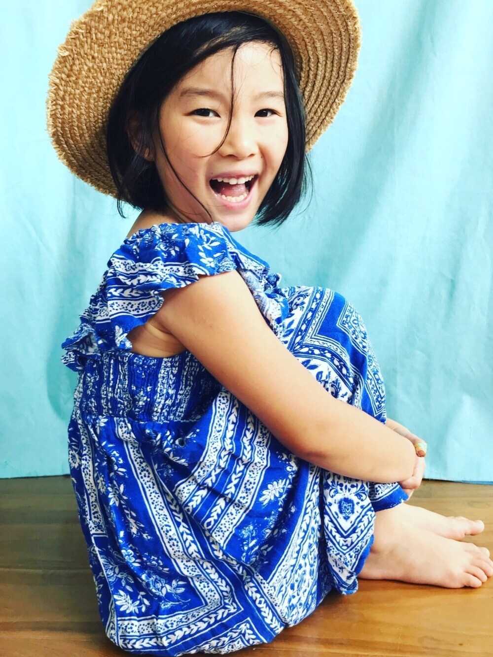 「キッズコーデ、カンカン帽、ワンピース、花柄ワンピース」｜「ZARA KIDSのアイテム（ワンピース、ブルー系）」を使った、コフィさん（キッズ・120cm）の夏コーディネートの1枚目の写真