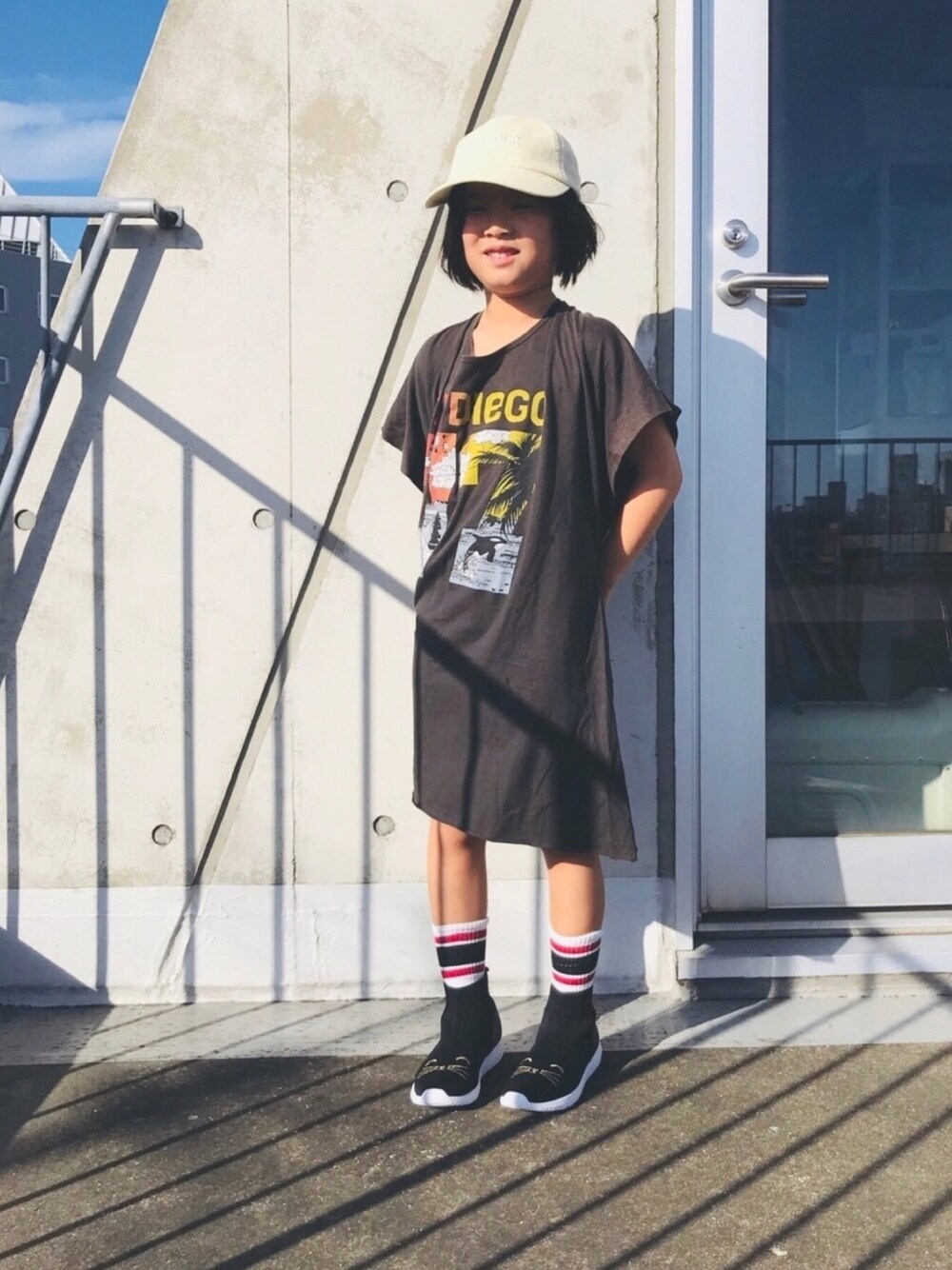 「ストリート、カジュアルコーデ、Tワンピ、GU、古着、おしゃれさんと繋がりたい、ラインソックス」｜「古着のアイテム（Tシャツ/カットソー、ブラック系）」を使った、コフィさん（キッズ・120cm）の秋コーディネートの1枚目の写真