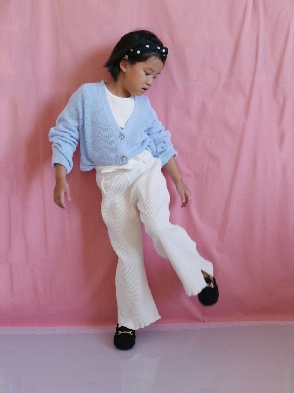 「カーディガン、ブルー x ホワイト、リブパンツ、おしゃれさんと繋がりたい、モカシン」｜「ZARA KIDSのアイテム（カーディガン/ボレロ、ブルー系）」を使った、コフィさん（キッズ・120cm）の秋コーディネートの1枚目の写真