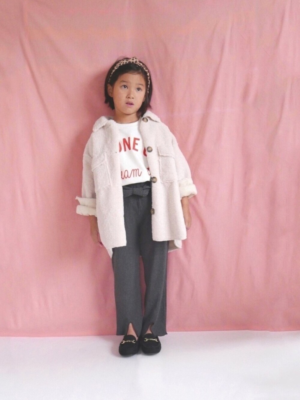 「CPOジャケット、シャツジャケット、ボアジャケット、ボアブルゾン、リブパンツ、プリーツパンツ、ひょう柄、ビッグシルエット、モカシン、レオパード」｜「ZARA KIDSのアイテム（その他アウター、ホワイト系）」を使った、コフィさん（キッズ・120cm）の秋コーディネートの1枚目の写真