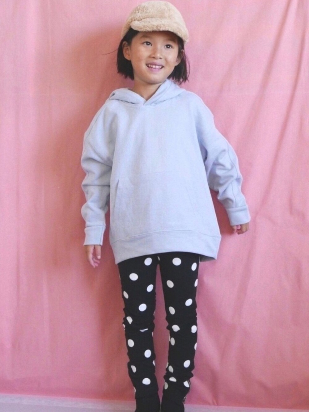 「黒スキニー、ドット、パーカー、スウェット」｜「ZARA KIDSのアイテム（パーカー、ブルー系）」を使った、コフィさん（キッズ・120cm）の秋コーディネートの1枚目の写真