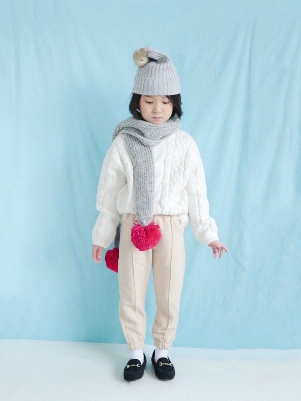 「ケーブルニット、ポンポン、マフラー、冬コーデ、白パンツ」｜「ZARA KIDSのアイテム（ニット/セーター、ホワイト系）」を使った、コフィさん（キッズ・120cm）の冬コーディネートの1枚目の写真