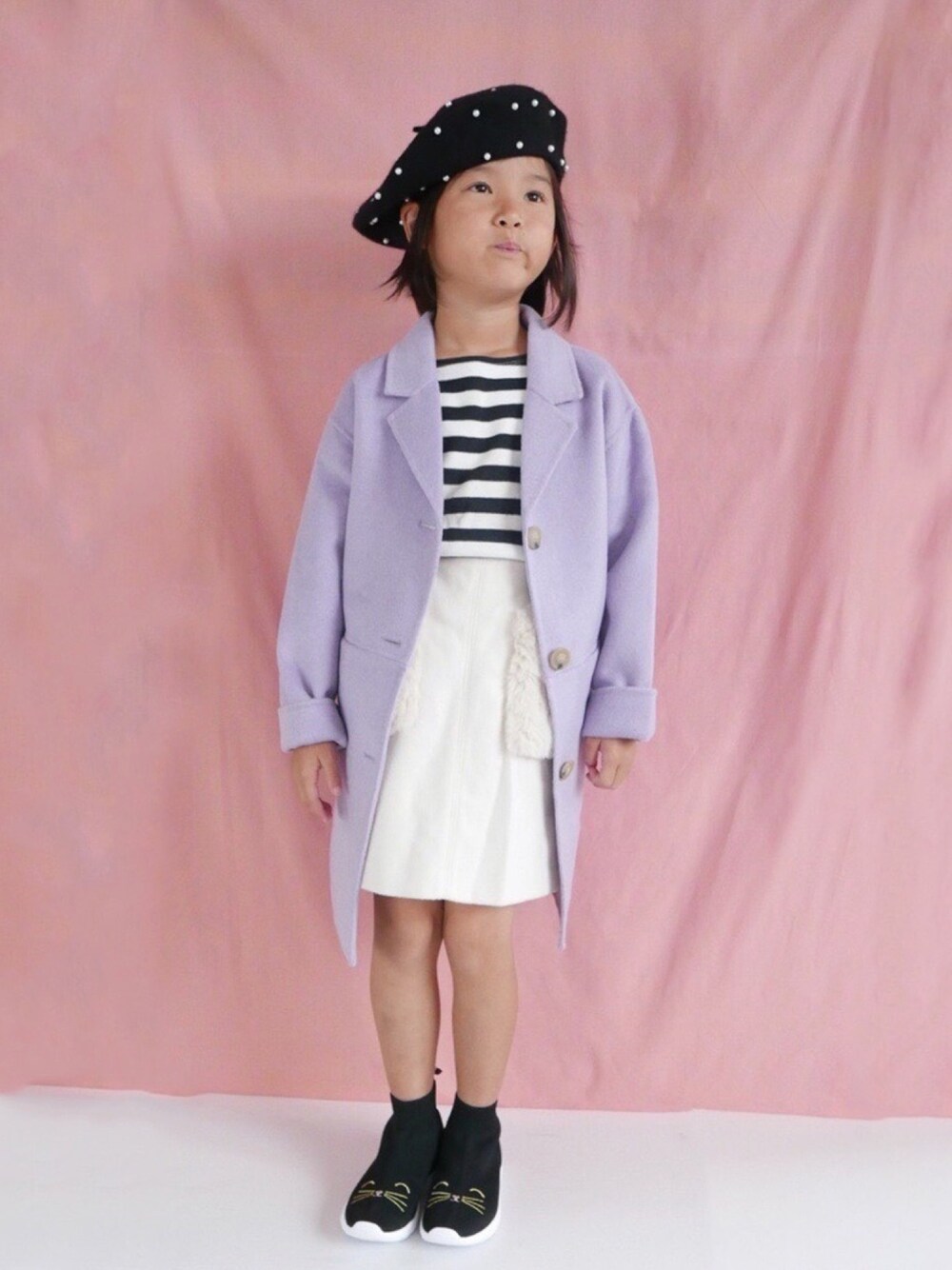 「ブーツ、チェスターコート」｜「H&Mのアイテム（ブーツ、ブラック系）」を使った、コフィさん（キッズ・120cm）の冬コーディネートの1枚目の写真