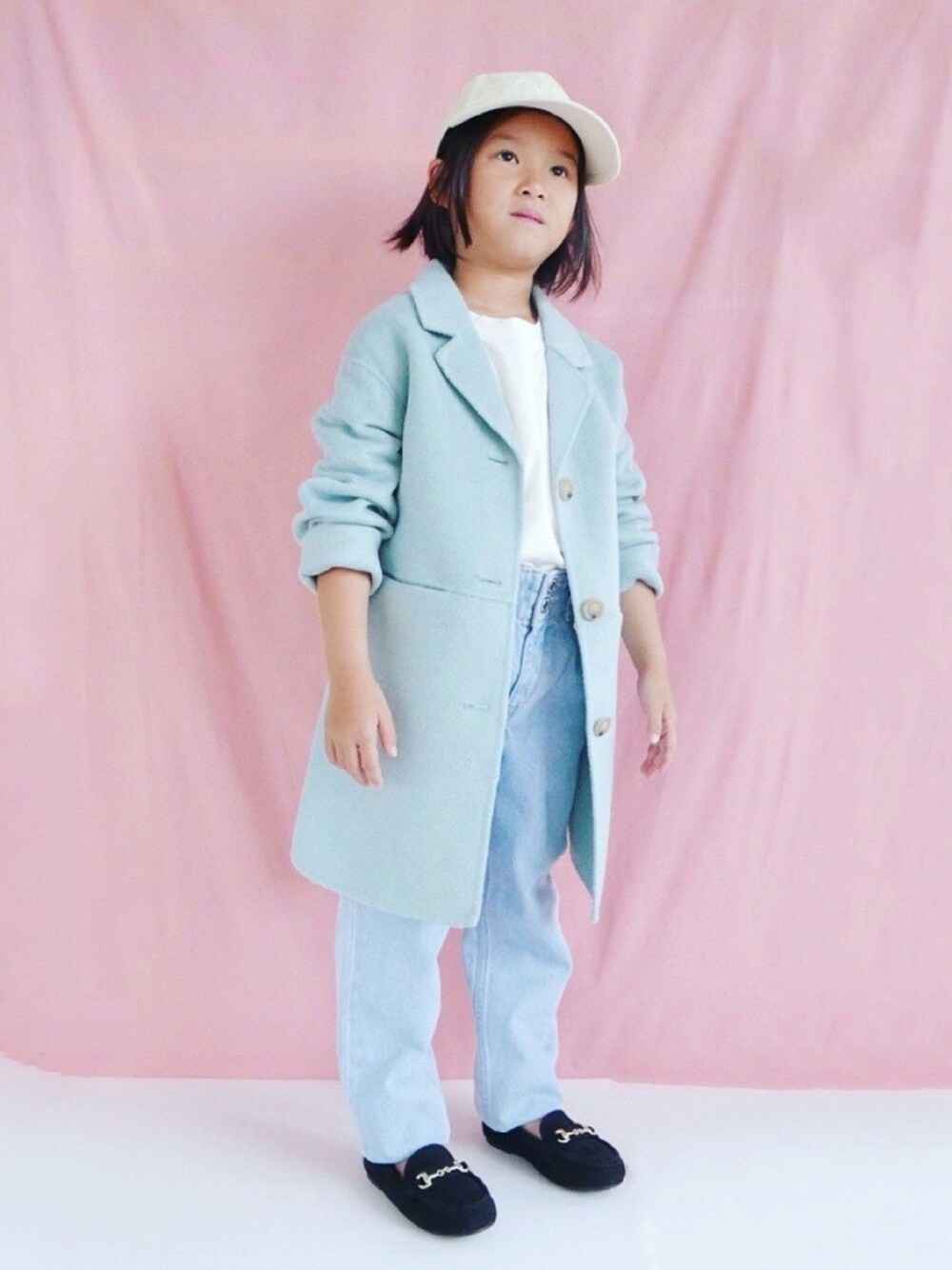 「ブルー、シンプルコーデ、休日コーデ、キャップ、デニムパンツ、ロングコート、チェスターコート」｜「ZARA KIDSのアイテム（ジャケット/アウター、ブルー系）」を使った、コフィさん（キッズ・120cm）の秋コーディネートの1枚目の写真