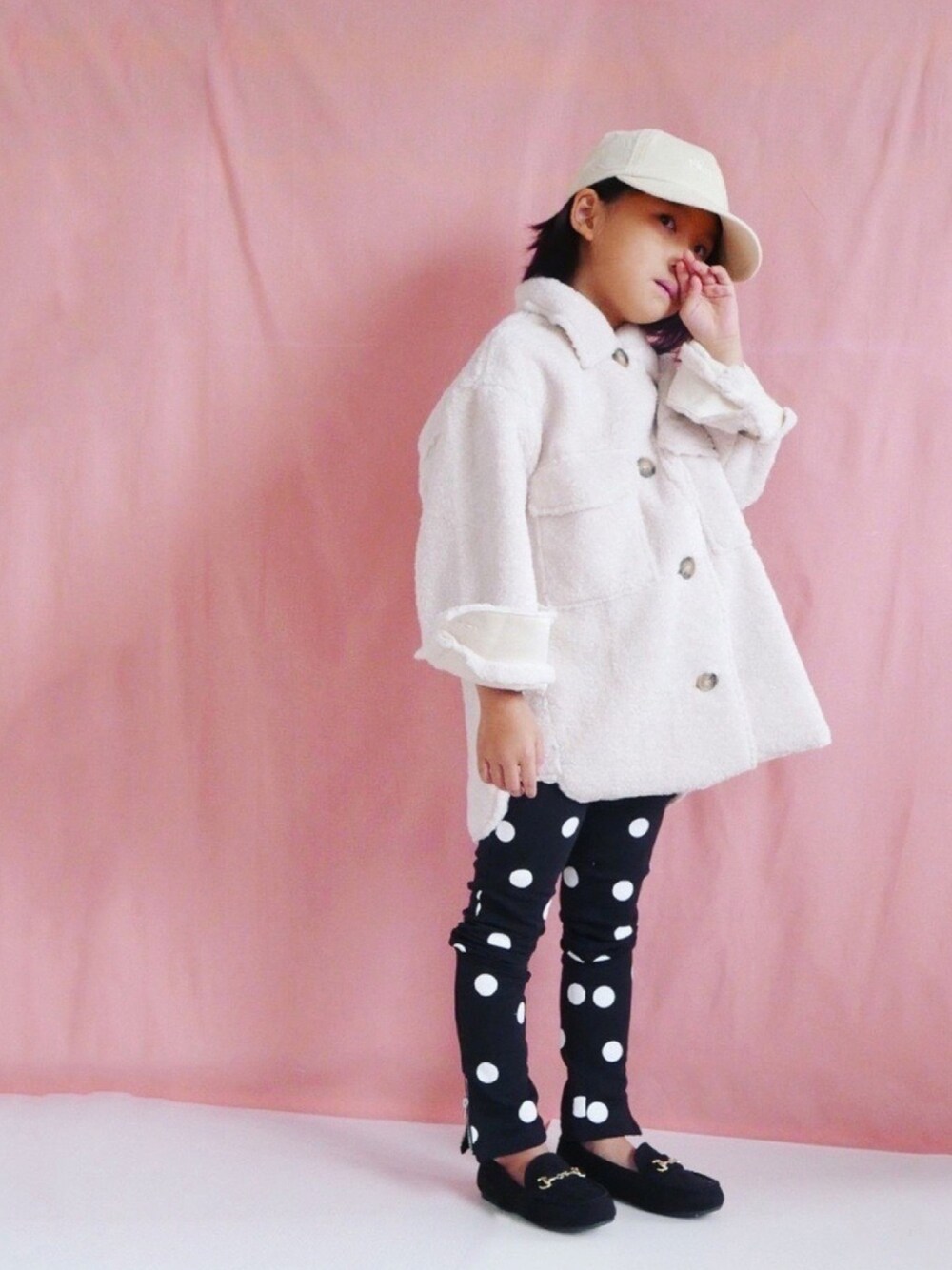 「モノトーン、ドット、CPOジャケット、ボアジャケット、コーデュロイキャップ、モカシン、モコモコアウター」｜「ZARA KIDSのアイテム（その他アウター、ホワイト系）」を使った、コフィさん（キッズ・120cm）の秋コーディネートの1枚目の写真
