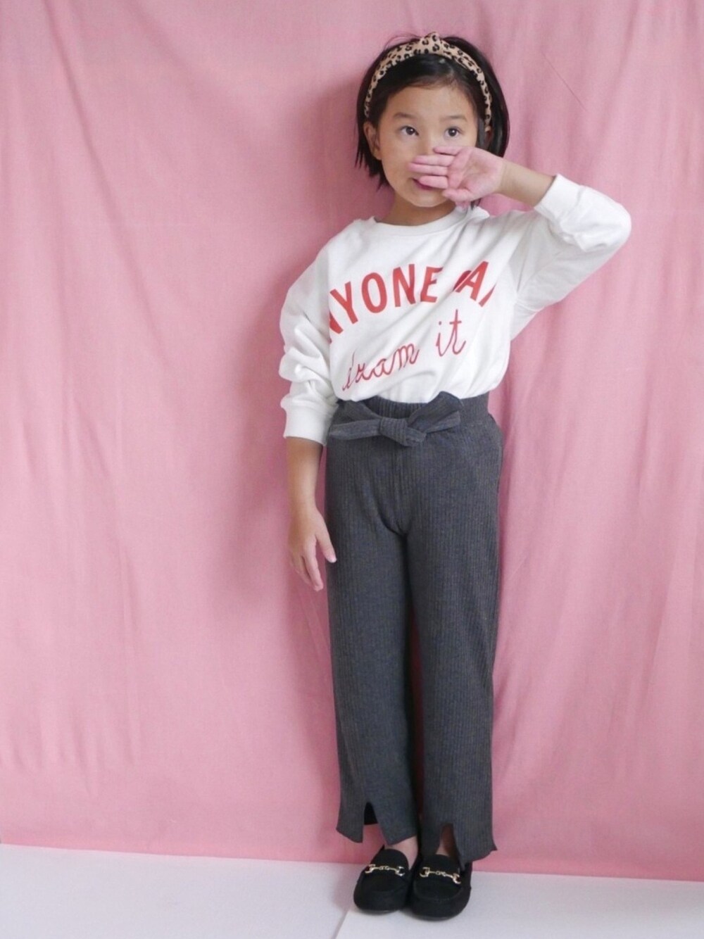 「スウェット、レオパード、ロゴスウェット」｜「ZARA KIDSのアイテム（スウェット、ホワイト系）」を使った、コフィさん（キッズ・120cm）の冬コーディネートの1枚目の写真