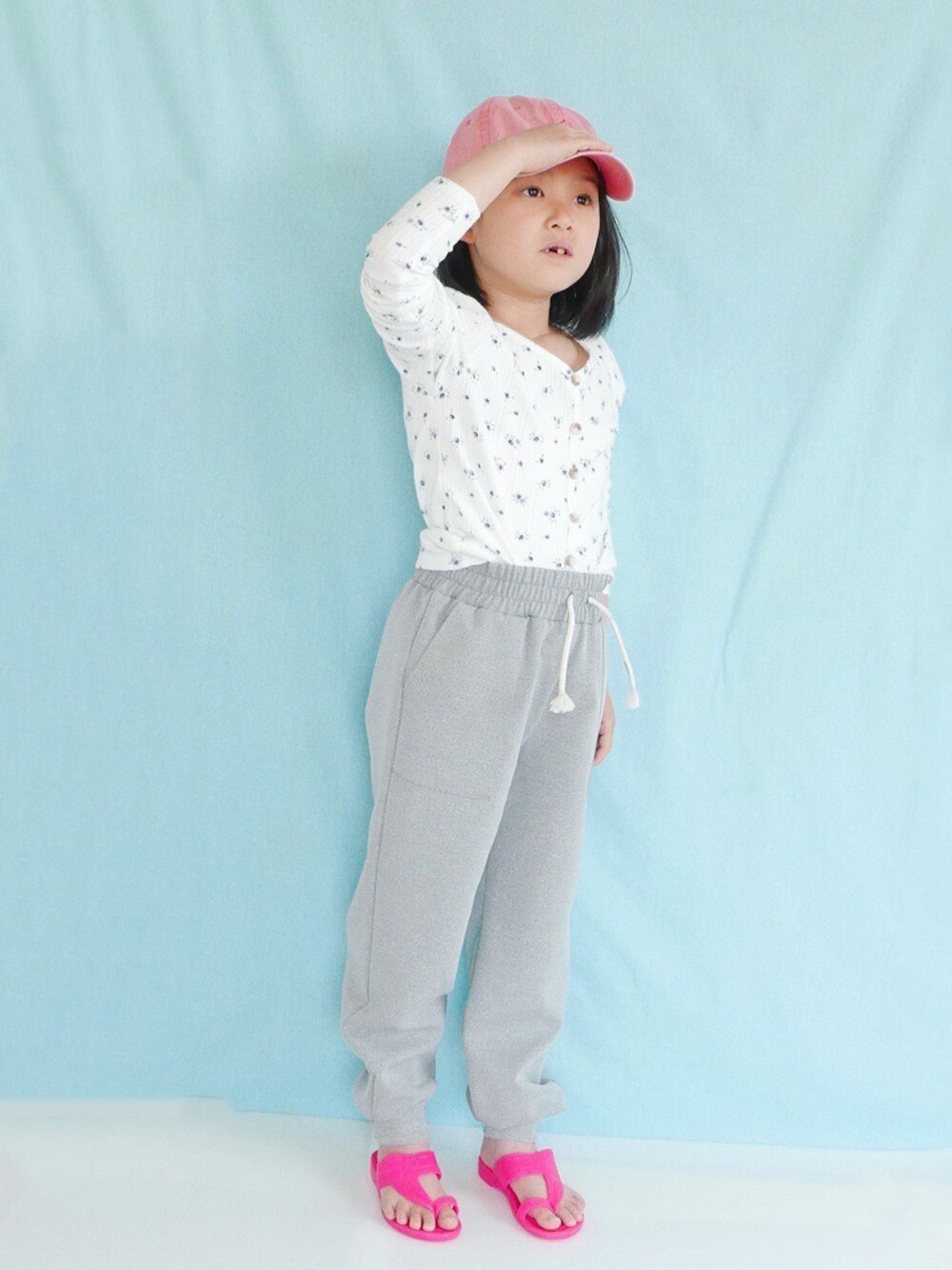 「ストリート」｜「ZARA KIDSのアイテム（スウェットパンツ、グレー系）」を使った、コフィさん（キッズ・120cm）の春コーディネートの1枚目の写真