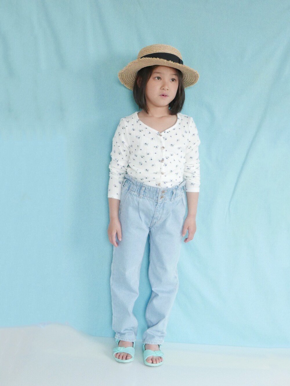 「ゆるコーデ」｜「H&Mのアイテム（Tシャツ/カットソー、ホワイト系）」を使った、コフィさん（キッズ・120cm）の春コーディネートの1枚目の写真