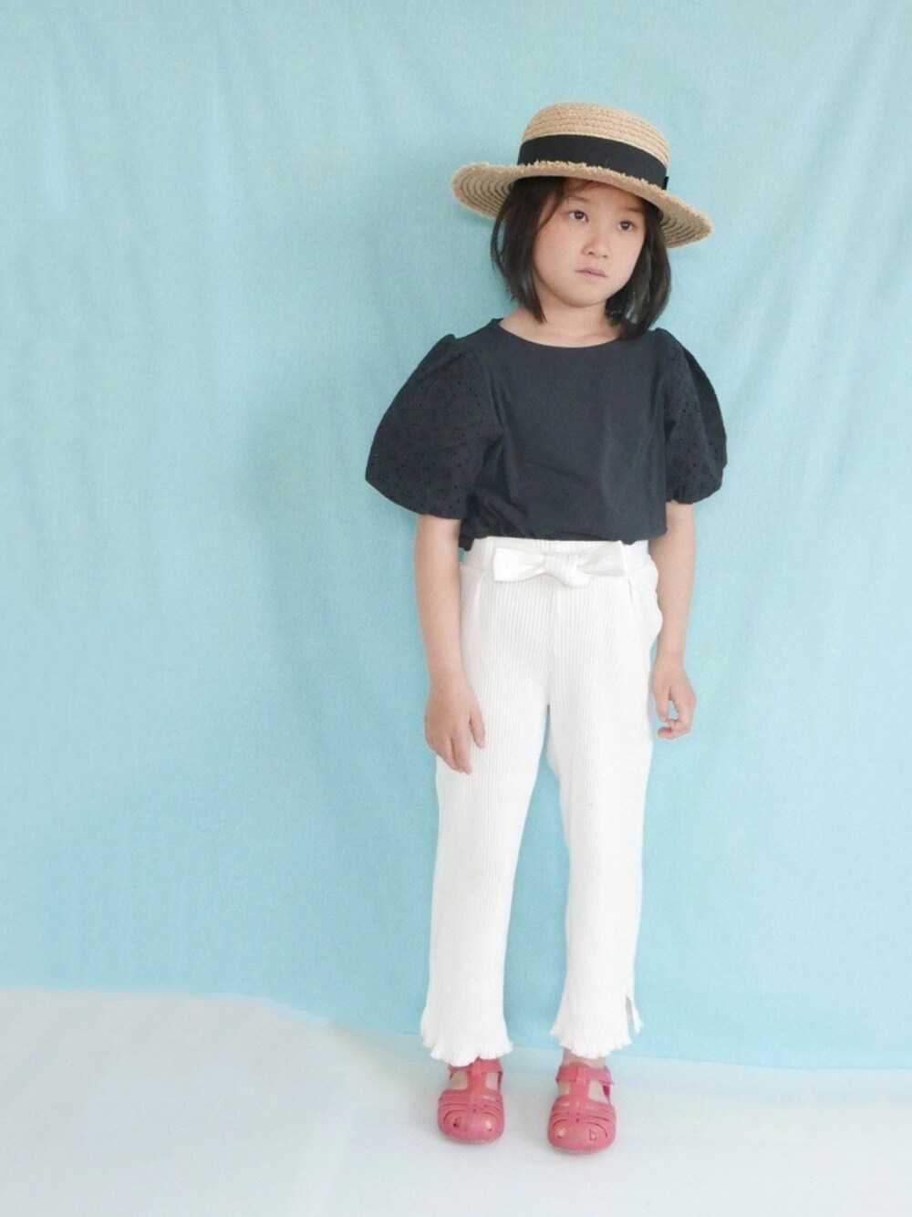 「モノトーン、ボリューム袖」｜「ZARA KIDSのアイテム（Tシャツ/カットソー、ブラック系）」を使った、コフィさん（キッズ・120cm）の春コーディネートの1枚目の写真