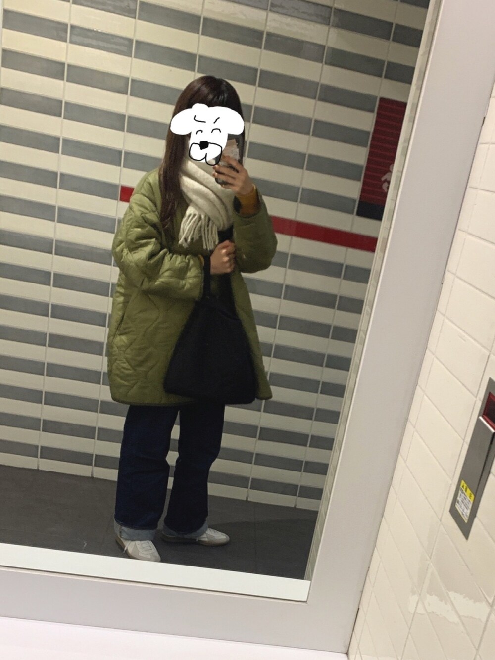 「UNIQLO、FREAK’Ｓ STORE、united arrows、REPRODUCTION OF FOUND、冬コーデ、キルティング、ジャーマントレーナー、マフラー、デニムパンツ、いいね、save、フォローお願いします🤑」｜「UNITED ARROWSのUWSC キルティング ショッパーバッグ（ハンドバッグ、ブラック系）」を使った、inugasukiさん（レディース・165cm）の冬コーディネートの1枚目の写真