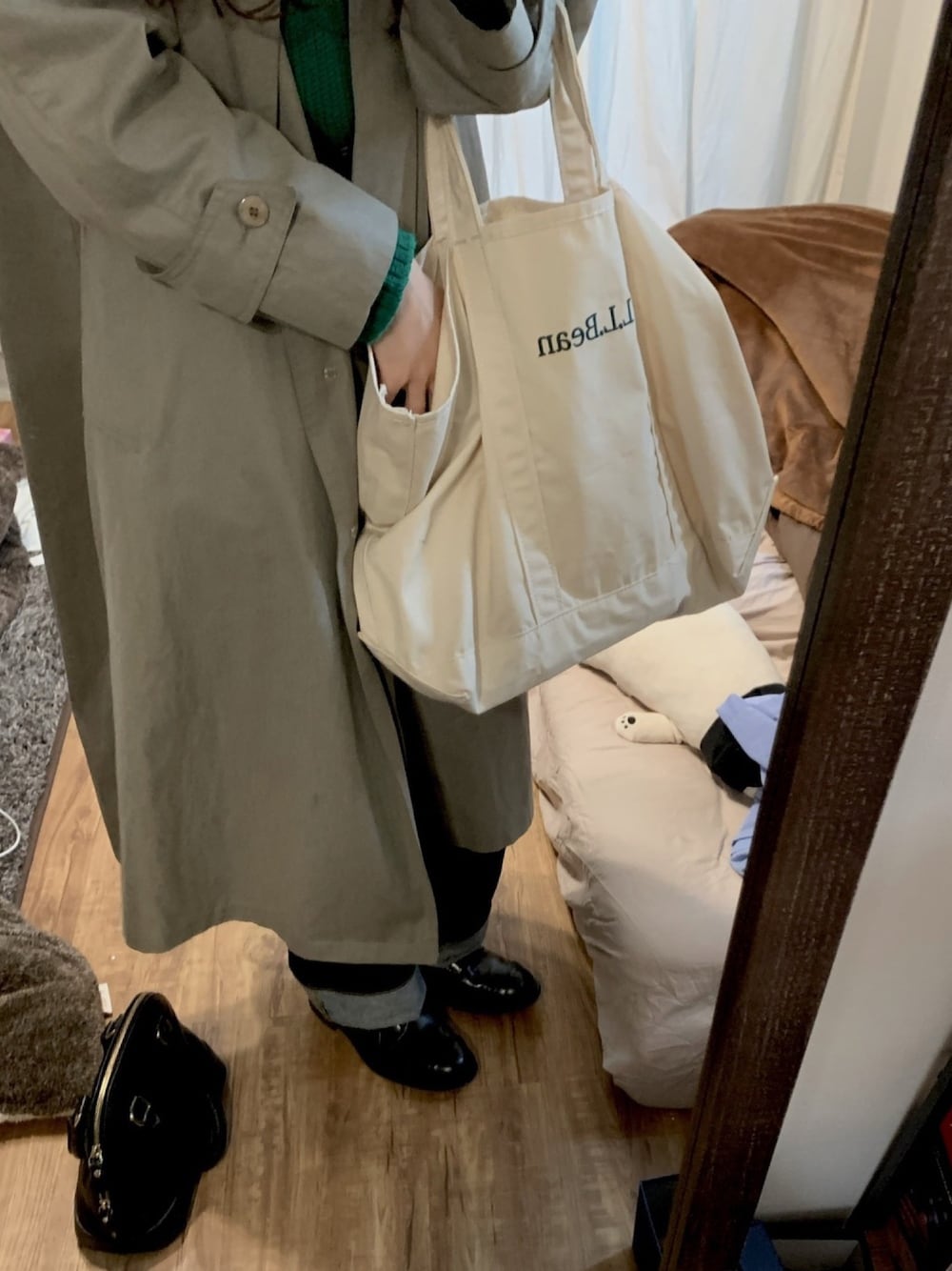 「ゆるコーデ、ニット、カラーニット、デニム、春アウター、トートバッグ、革靴、sanders、l.l.bean、いいね、save、フォローお願いします🤑」｜「L.L.Beanのグローサリー・トート（トートバッグ、ホワイト系）」を使った、inugasukiさん（レディース・165cm）の冬コーディネートの1枚目の写真