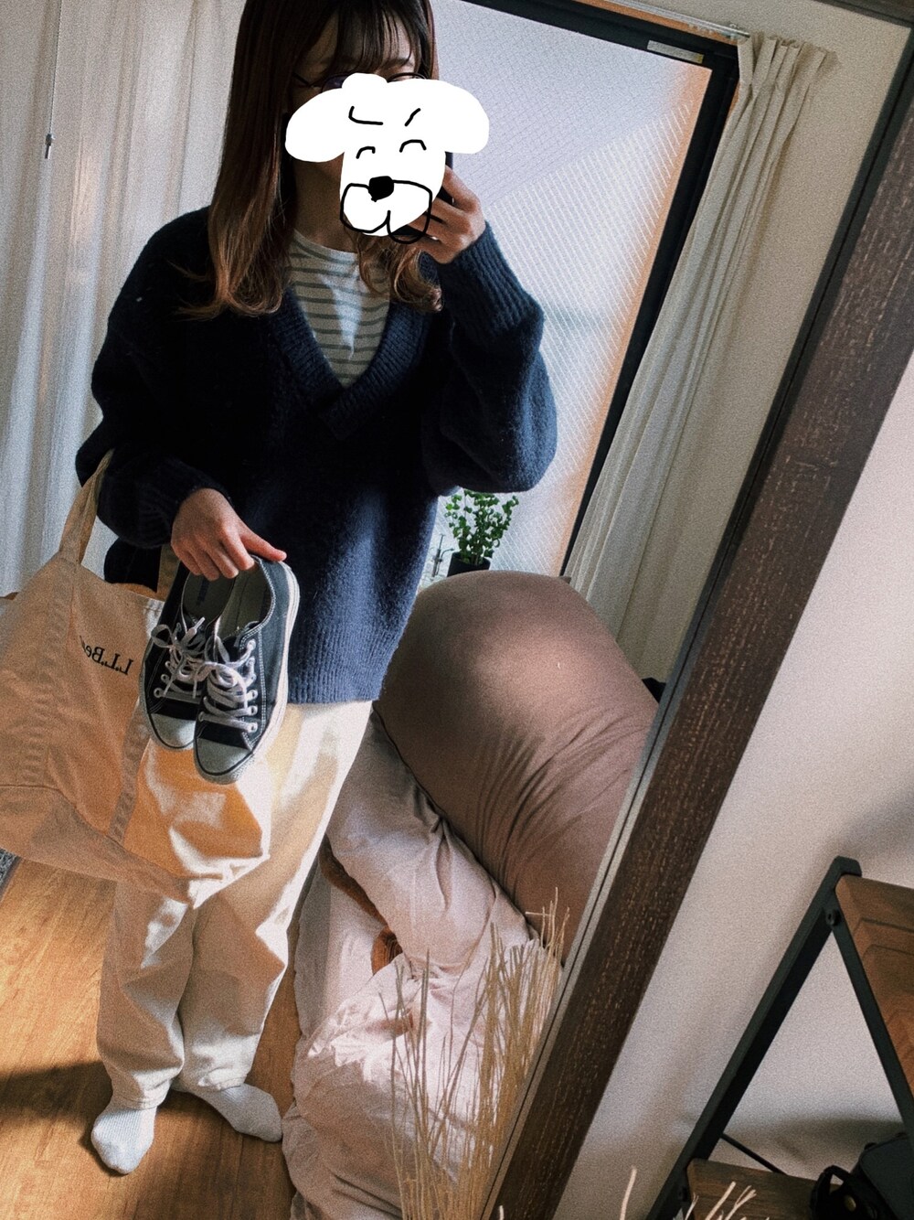 「カジュアルコーデ、今日のコーデ、春コーデ、ボーダートップス、Vネックニット、白デニム、converse、いいね、save、フォローお願いします🤑」｜「inugasukiのアイテム（その他、ホワイト系）」を使った、inugasukiさん（レディース・165cm）の冬コーディネートの1枚目の写真
