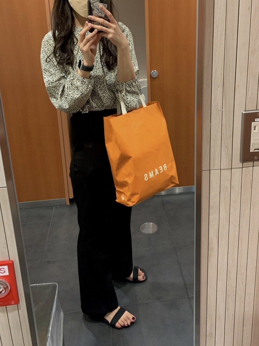 「秋のコーデ、休日コーデ、モノトーン、おしゃれさんと繋がりたい、スラックス、柄、今日のコーデ、いいね、save、フォローお願いします🤑」｜「linkのアイテム（シャツ/ブラウス、ホワイト系）」を使った、inugasukiさん（レディース・165cm）の秋コーディネートの1枚目の写真