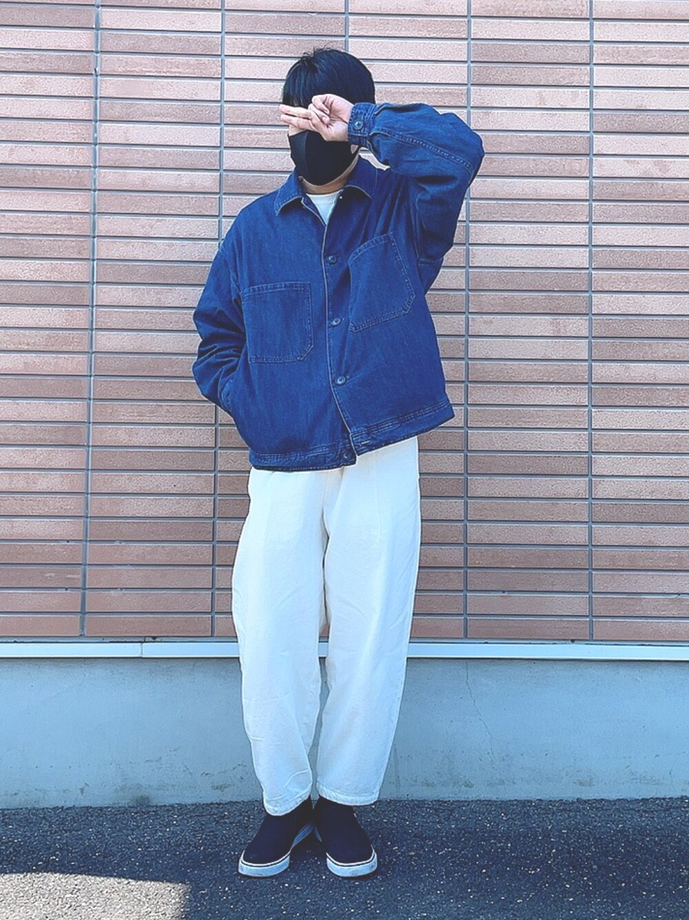 「GUコーデ、ホワイトコーデ」｜「NIKEのナイキコート ロイヤル AC メンズ スリップ オンシューズ / NIKE COURT ROYALE AC SLP（スリッポン、ブラック系）」を使った、やまさん（メンズ・165cm）の春コーディネートの1枚目の写真