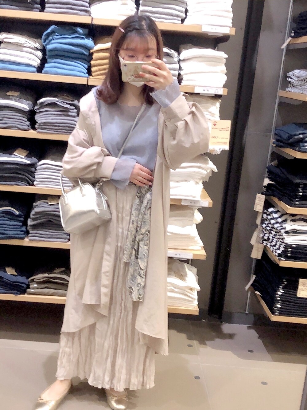 「Kastane、スカーフ、ペイズリー柄、ペイズリー、シアートップス、GU」｜「RAY CASSINのアイテム（シャツワンピース、ベージュ系）」を使った、minacoさん（レディース・152cm）の春コーディネートの1枚目の写真