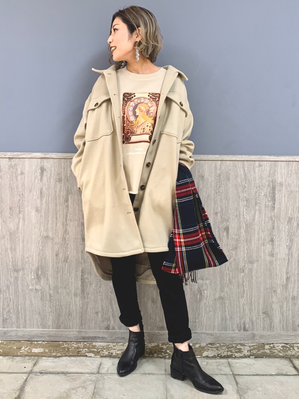 ベージュ系のその他アウター、ベージュ系のスウェット、ブラック系のデニムパンツを着用したレディースの冬コーディネートの1枚目の写真