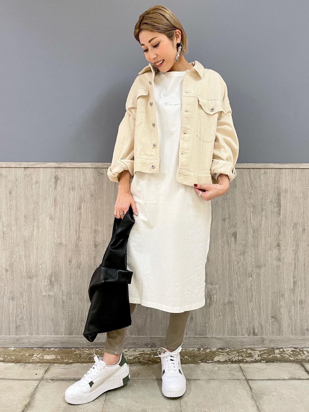 ホワイト系のデニムジャケット、ホワイト系のワンピース、ベージュ系のその他パンツを着用したレディースの冬コーディネートの1枚目の写真