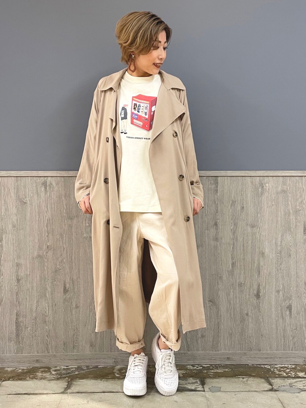 ベージュ系のトレンチコート、ホワイト系のトップス、ホワイト系のその他パンツを着用したレディースの春コーディネートの1枚目の写真