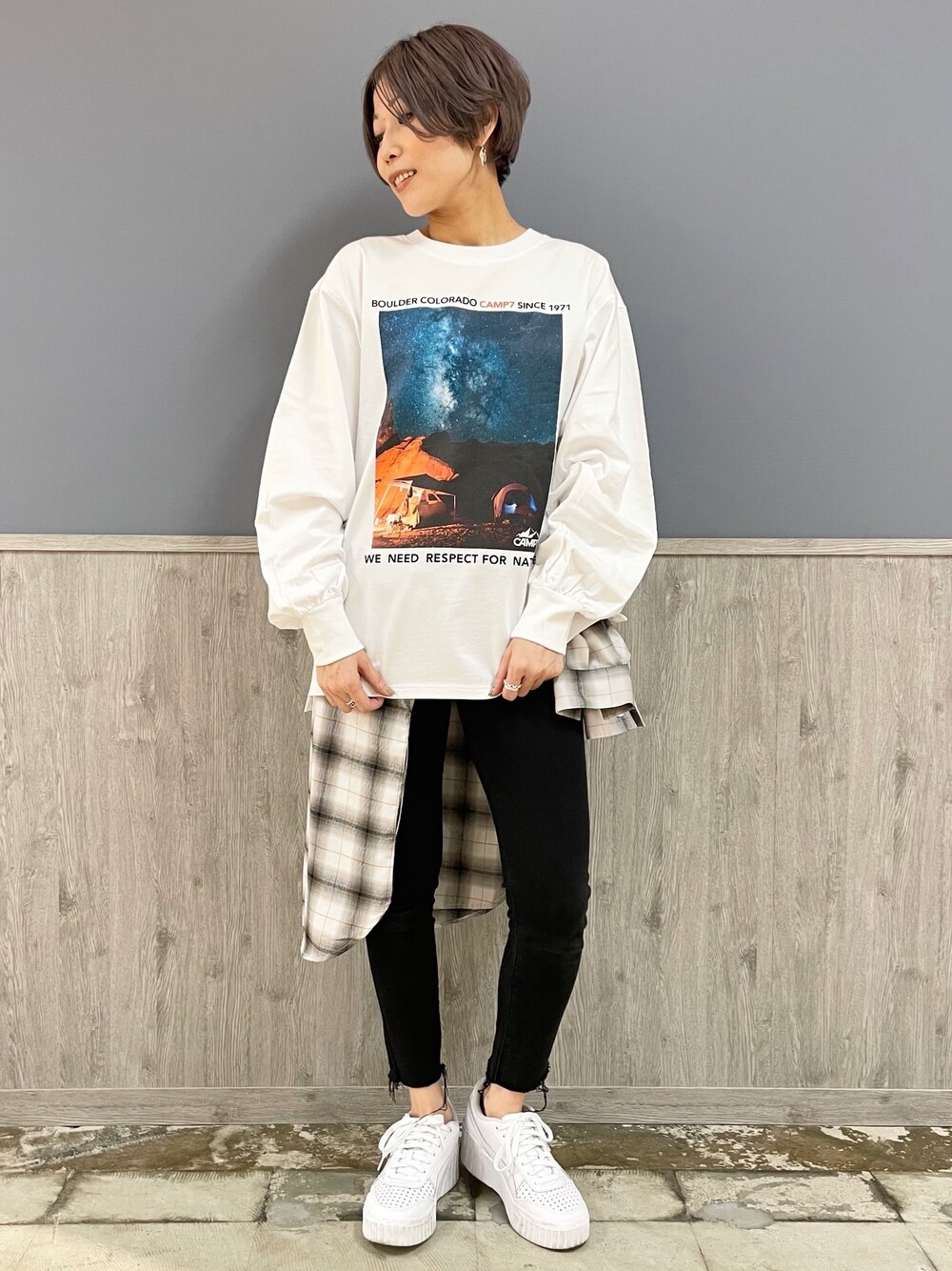 ホワイト系のTシャツ/カットソー、ホワイト系のシャツ/ブラウス、ブラック系のその他パンツを着用したレディースの春コーディネートの1枚目の写真